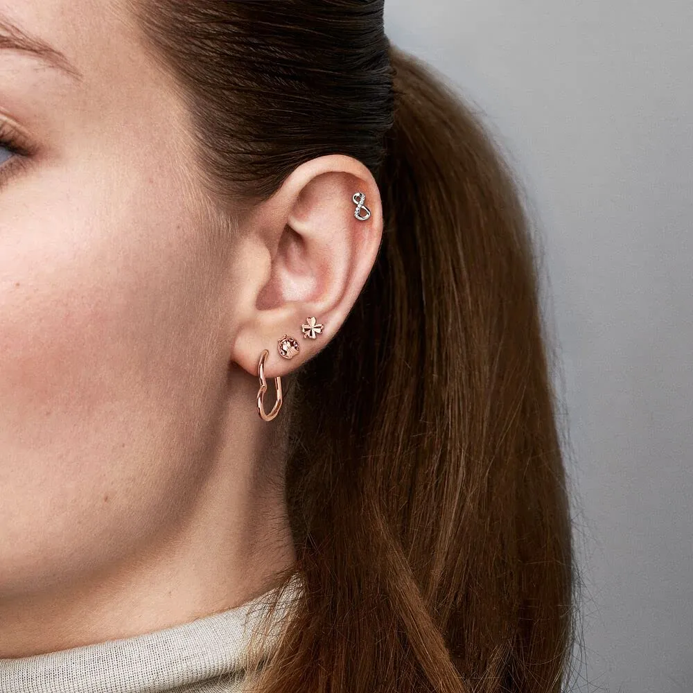 PANDORA Icons Orecchini a cerchio piccoli con cuore asimmetrico placcati in oro rosa 14 carati - immagine 2