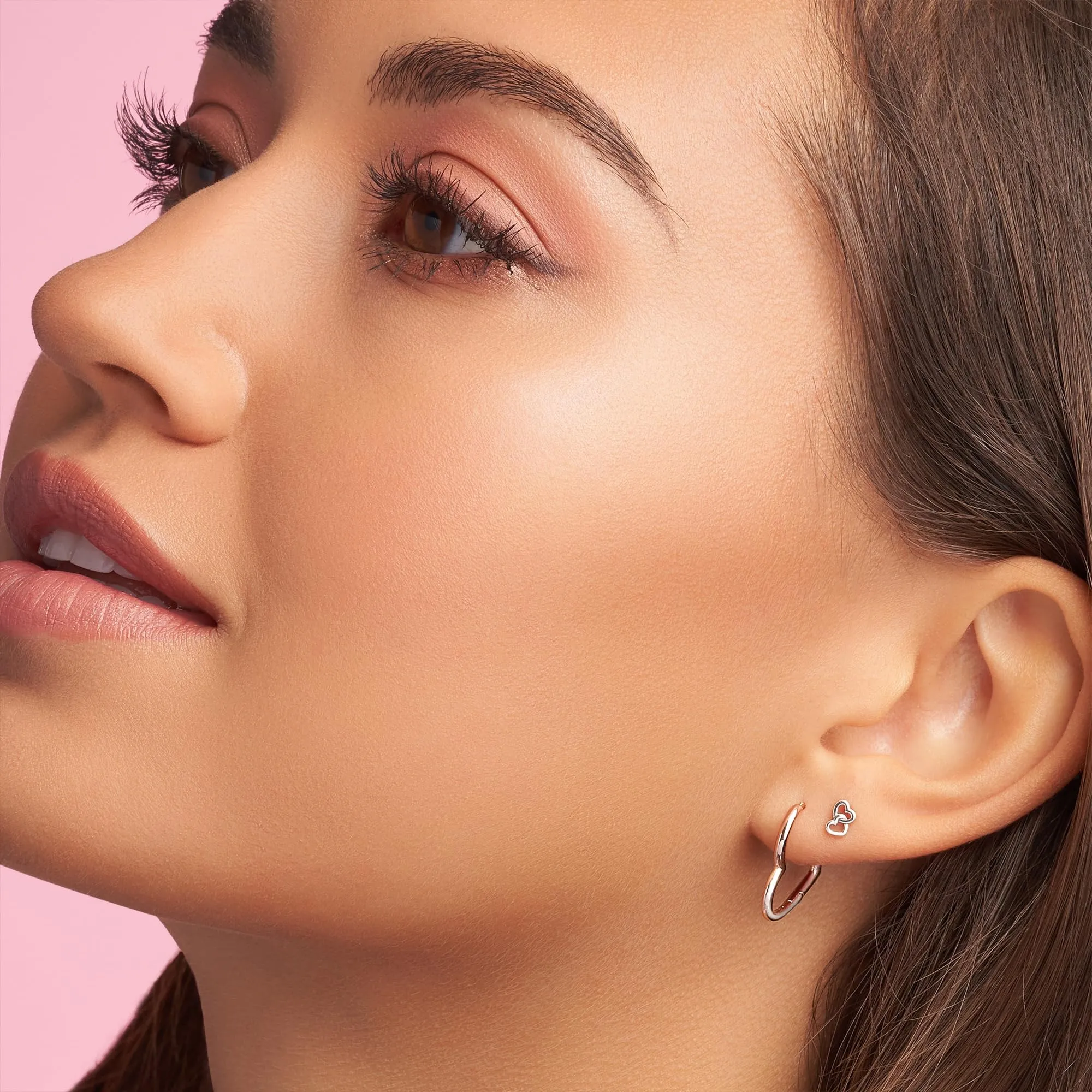 PANDORA Icons Orecchini a cerchio piccoli con cuore asimmetrico placcati in oro rosa 14 carati - immagine 4