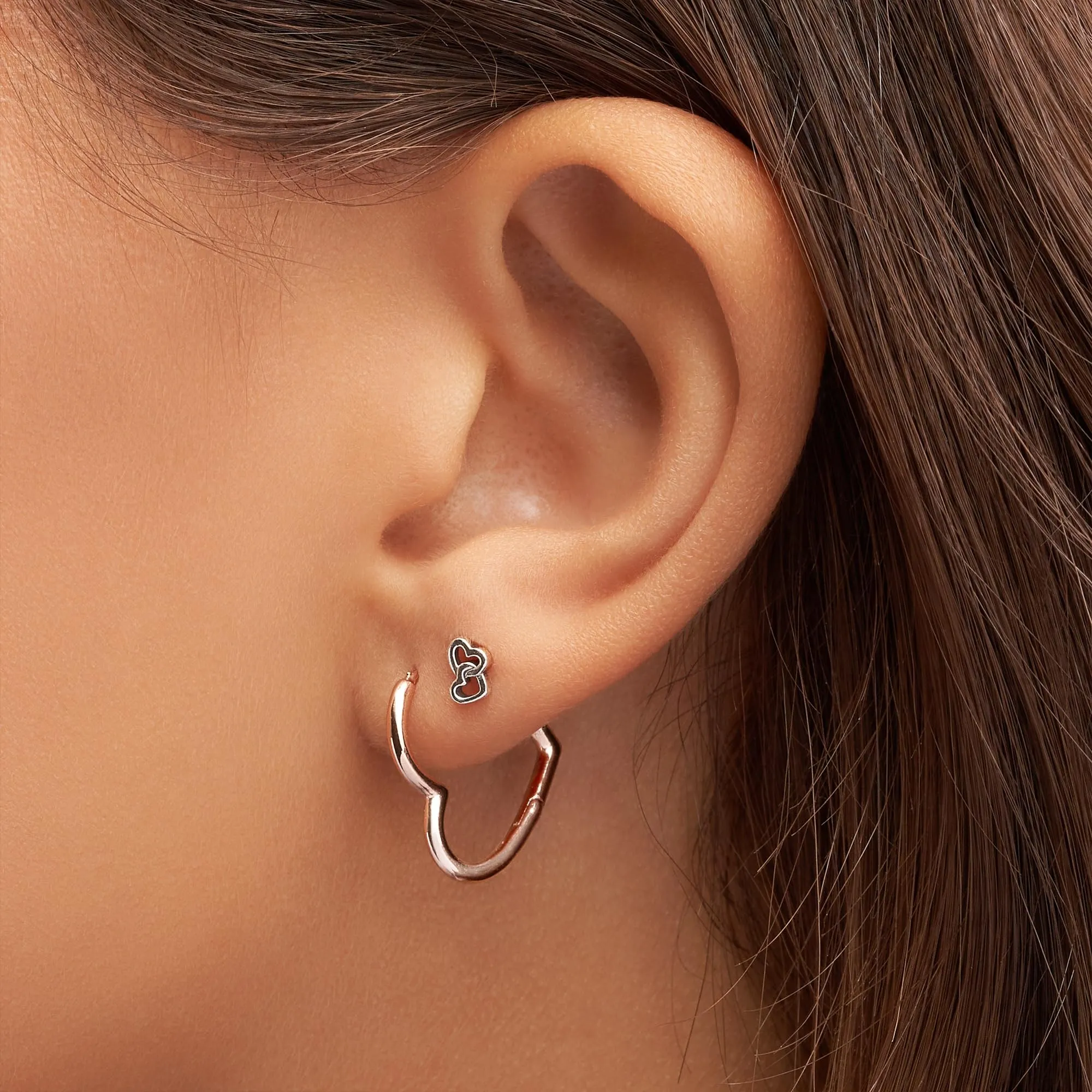 PANDORA Icons Orecchini a cerchio piccoli con cuore asimmetrico placcati in oro rosa 14 carati - immagine 5