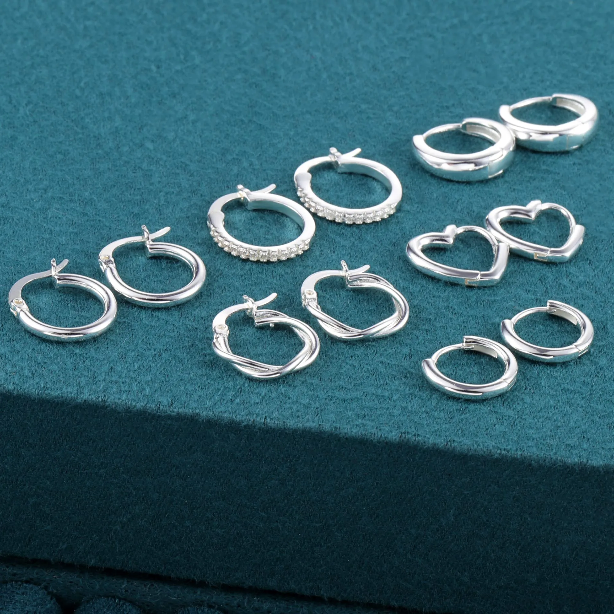 ALEXCRAFT 9 Paia Orecchini Cerchio Donna Argento Lucido e Zirconi Huggie - immagine 3