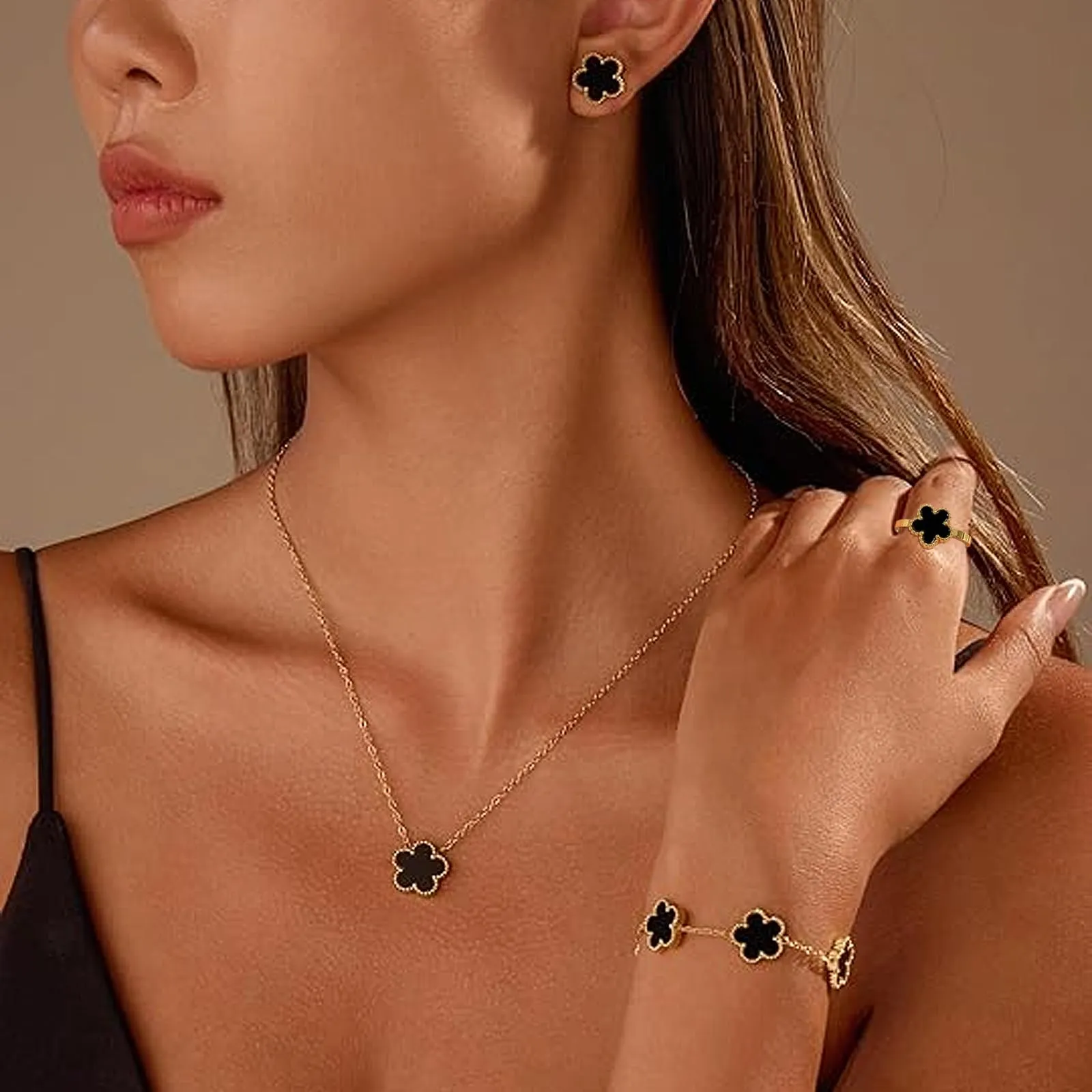 Parure Gioielli Quadrifoglio da Donna 18K Placcato Oro Acciaio Inossidabile Fortunato Quadrifoglio Collana Orecchini Bracciali Anello Fiore Set di Gioielli Regalo Per Fidanzata Mamma Sposa (Nero) - immagine 3