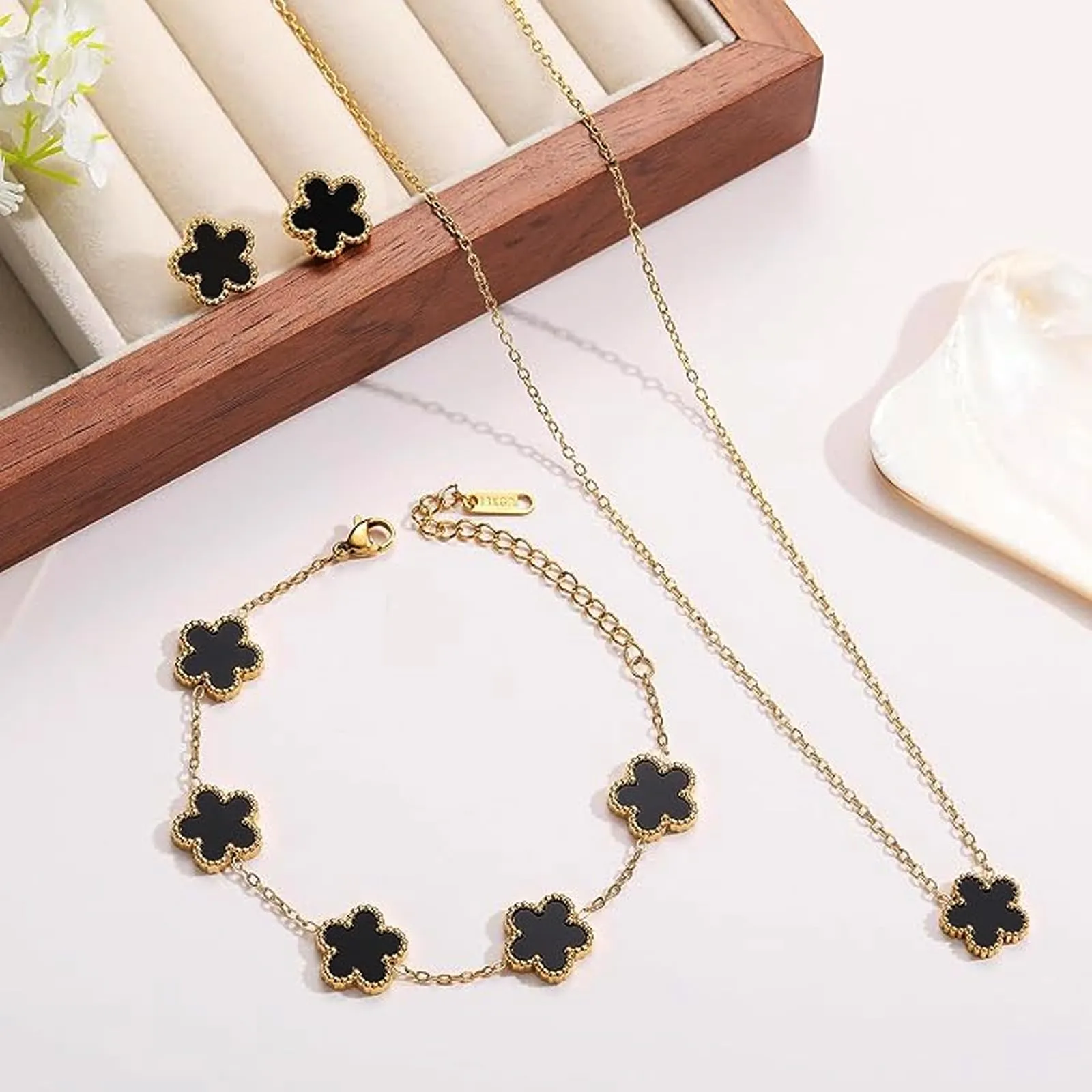 Parure Gioielli Quadrifoglio da Donna 18K Placcato Oro Acciaio Inossidabile Fortunato Quadrifoglio Collana Orecchini Bracciali Anello Fiore Set di Gioielli Regalo Per Fidanzata Mamma Sposa (Nero) - immagine 7