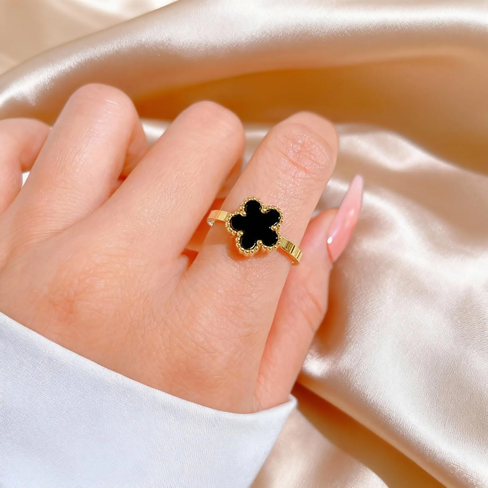 Parure Gioielli Quadrifoglio da Donna 18K Placcato Oro Acciaio Inossidabile Fortunato Quadrifoglio Collana Orecchini Bracciali Anello Fiore Set di Gioielli Regalo Per Fidanzata Mamma Sposa (Nero) - immagine 8