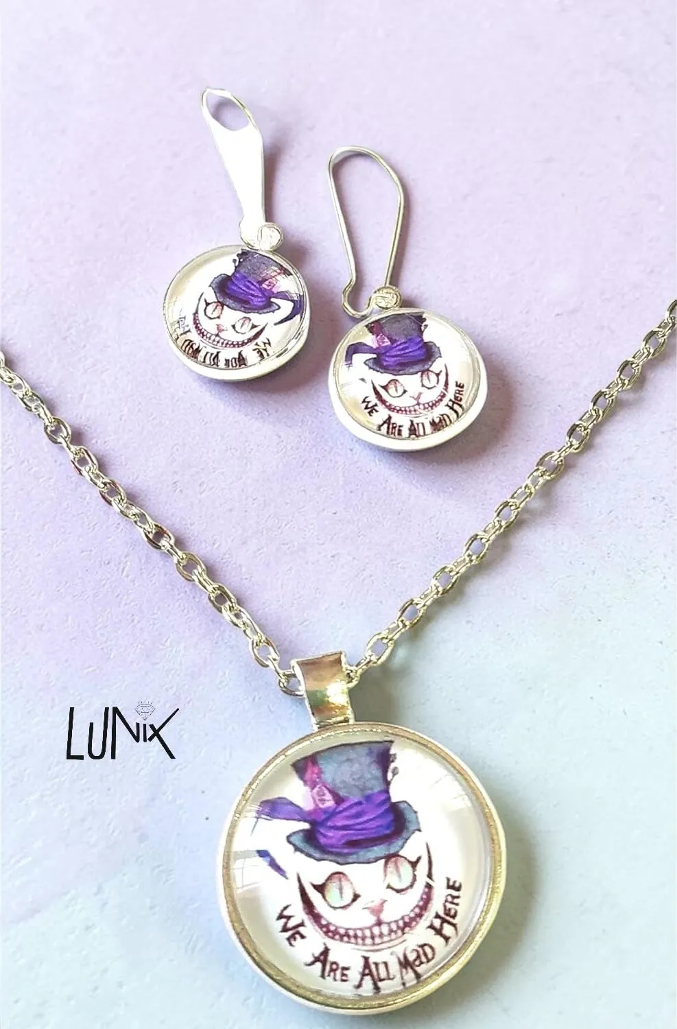 Lunix Set Parure We Are All Mad Here Gatto Alice Orecchini Collana con Ciondolo Cabochon, Idea Originale per Regalo Natale, Fatto a Mano, Gioielli Donna - immagine 2
