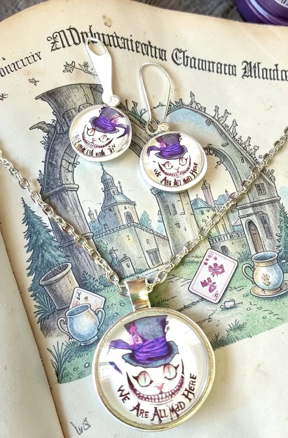 Lunix Set Parure We Are All Mad Here Gatto Alice Orecchini Collana con Ciondolo Cabochon, Idea Originale per Regalo Natale, Fatto a Mano, Gioielli Donna - immagine 3