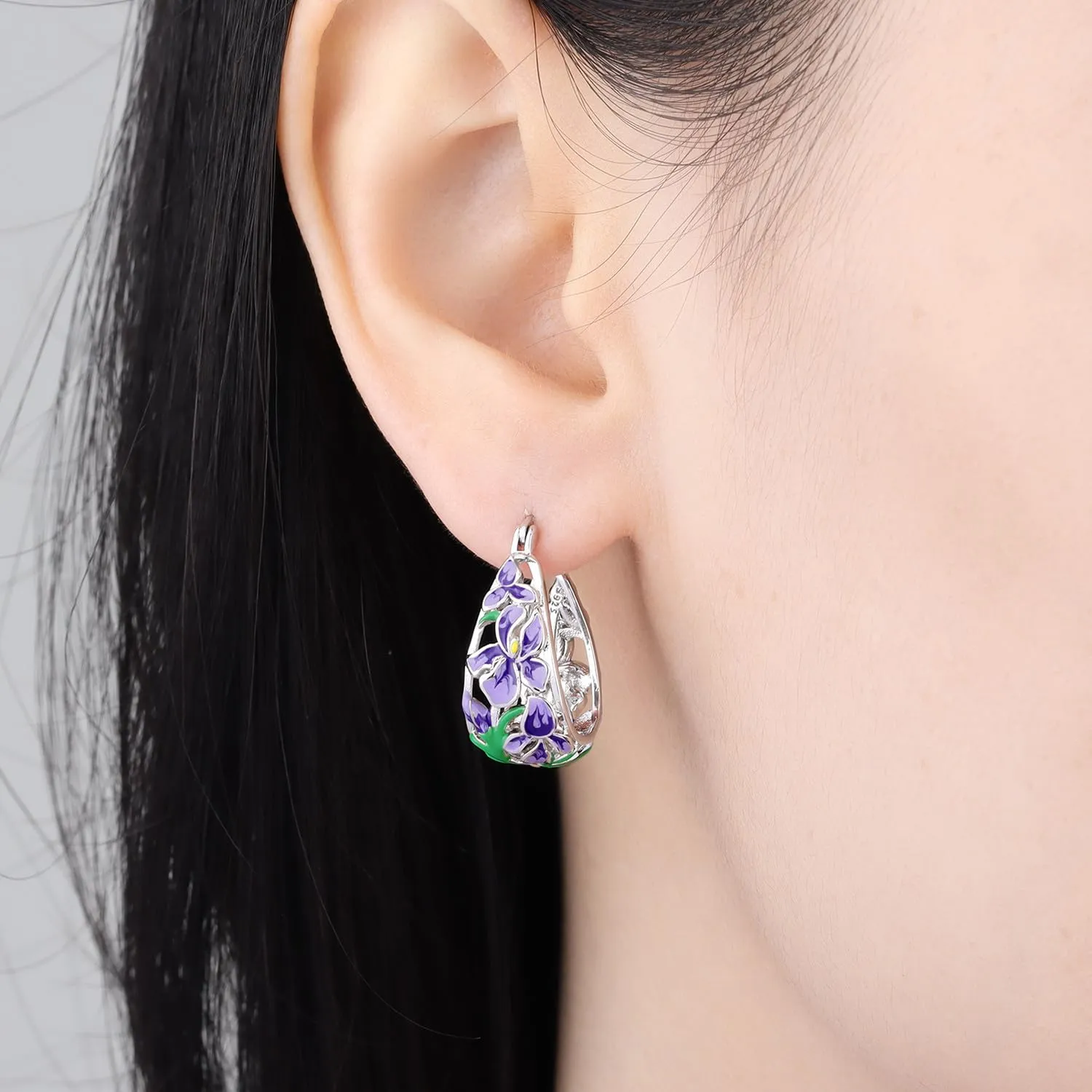 Orecchini a cerchio floreali PANPOKI in argento sterling 925 con placcatura in oro 14K - Orecchini a cerchio leggeri con zirconia cubica a forma di fiore | Gioielli ipoallergenici per donne | - immagine 4