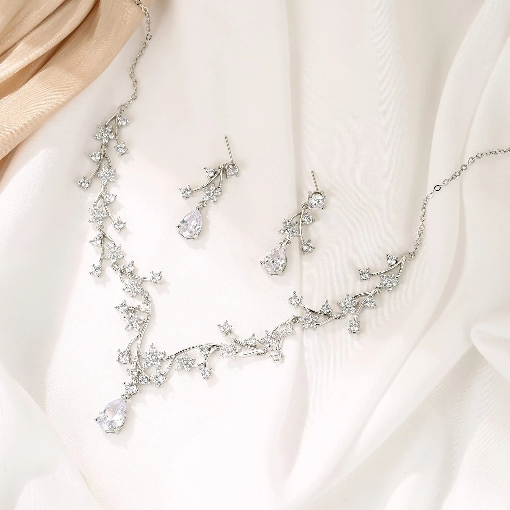 EVER FAITH Set di Gioielli per Banchetto di Nozze per la Sposa Bianco Goccia Rotondo Taglio CZ Fiore Cluster Vine Collana Orecchini Argento Fondo - immagine 4