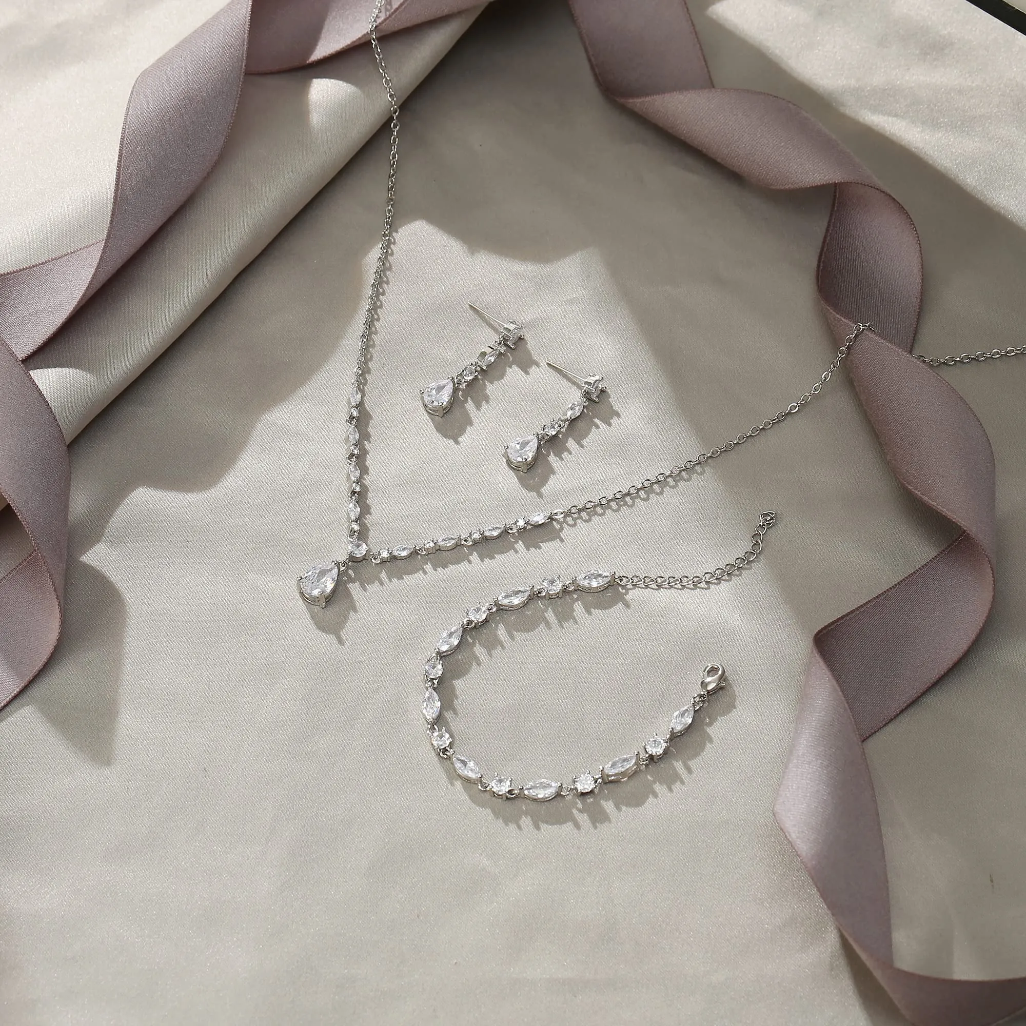EVER FAITH Goccia Zirconia cubica Set di gioielli da sposa per la damigella d'onore, scintillante CZ elegante collana pendente orecchini pendenti set per le donne Trasparente Argento fondo - immagine 4