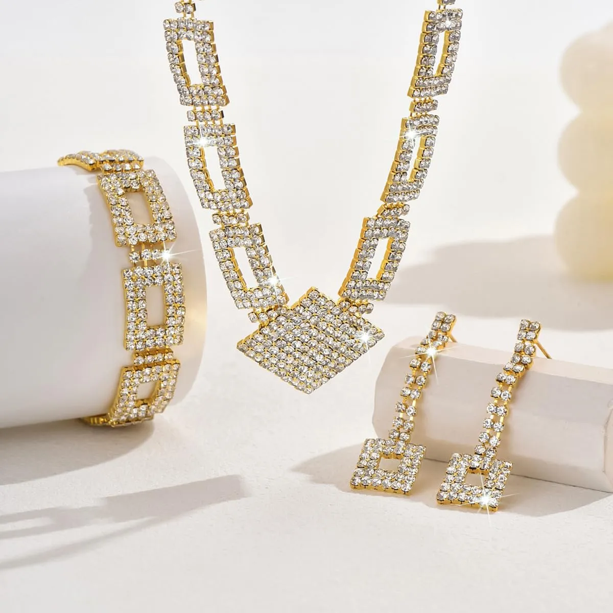 XFSRG Set di Gioielli Donna 3 Pezzi Parure Collana Orecchini e Bracciale Strass Scintillanti Argento Regolabili per Matrimonio e Serate Eleganti (Oro) - immagine 3