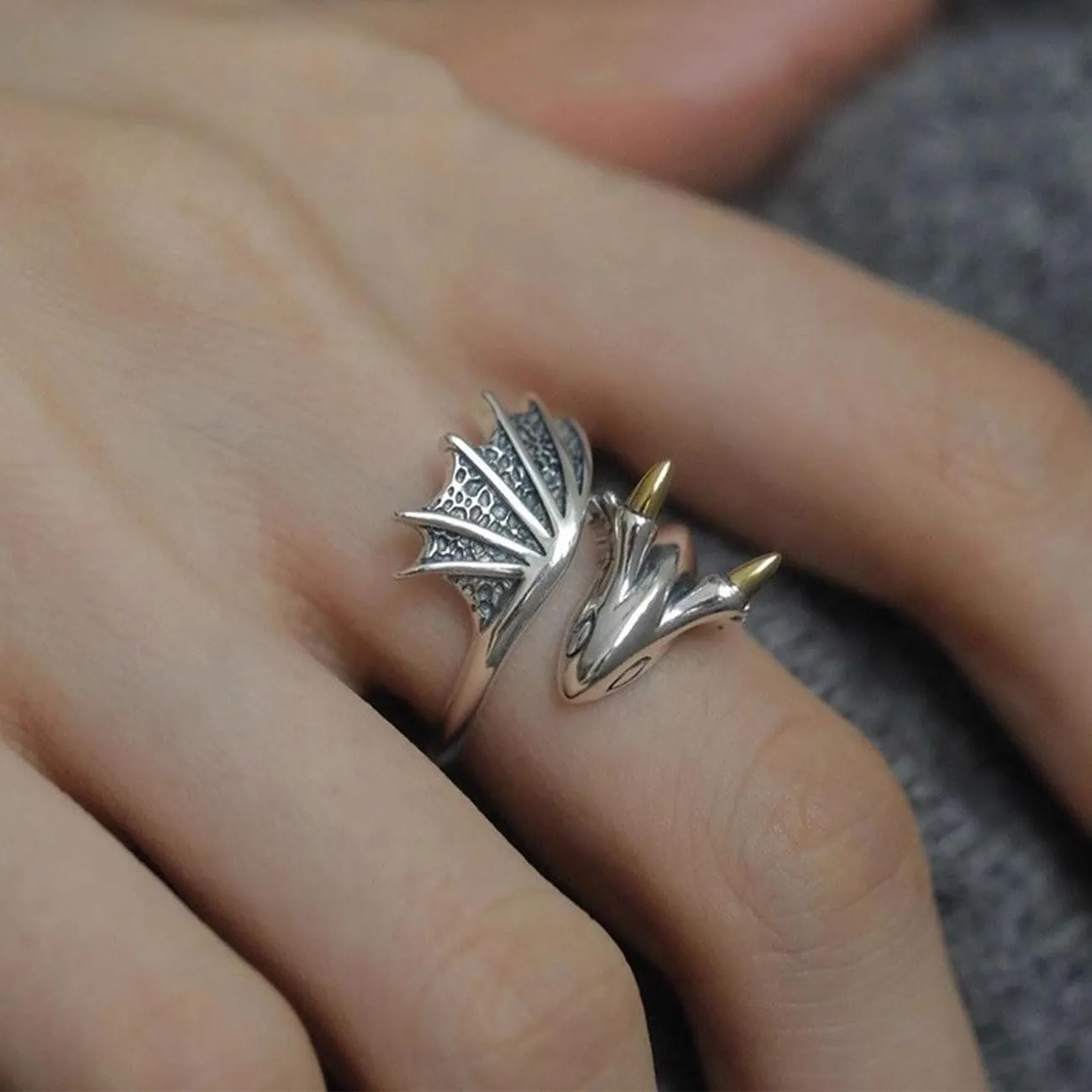Auriselle Anello vichingo da uomo con apertura regolabile, design con drago volante, gioielli retrò punk hip hop gotici unisex vintage, regalo di compleanno/Natale per uomini, ragazzi e donne - immagine 3