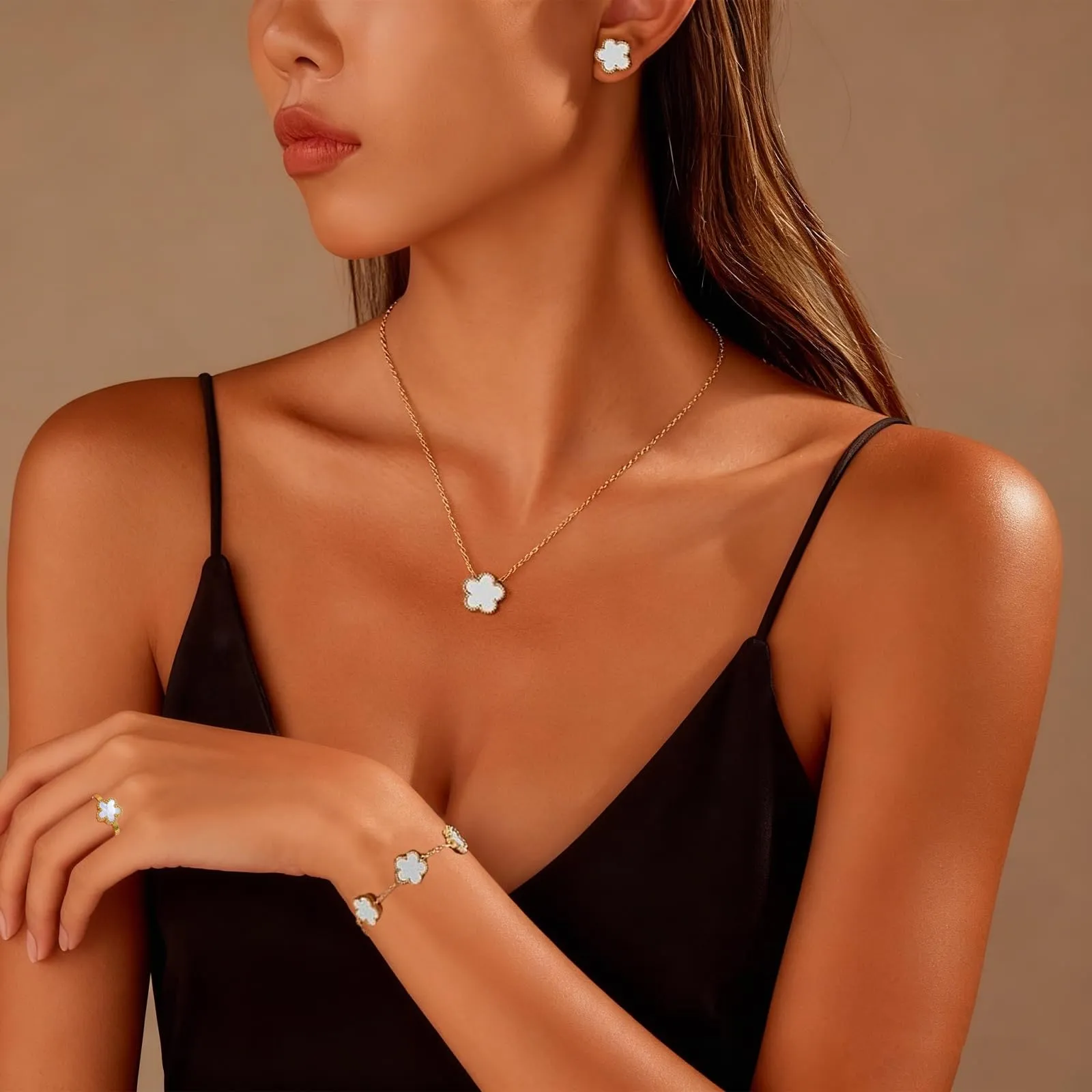 Parure Gioielli Quadrifoglio da Donna 18K Placcato Oro Acciaio Inossidabile Fortunato Quadrifoglio Collana Orecchini Bracciali Anello Fiore Set di Gioielli Regalo Per Fidanzata Mamma Sposa (Bianco) - immagine 4