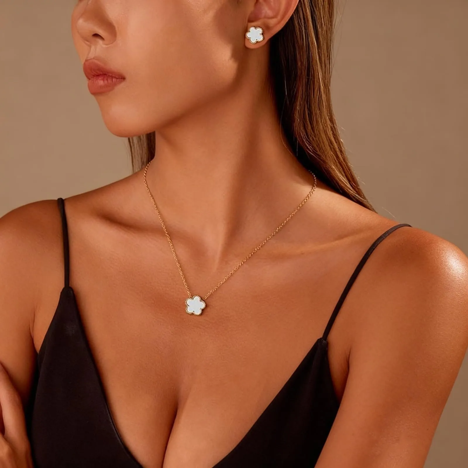 Parure Gioielli Quadrifoglio da Donna 18K Placcato Oro Acciaio Inossidabile Fortunato Quadrifoglio Collana Orecchini Bracciali Anello Fiore Set di Gioielli Regalo Per Fidanzata Mamma Sposa (Bianco) - immagine 5