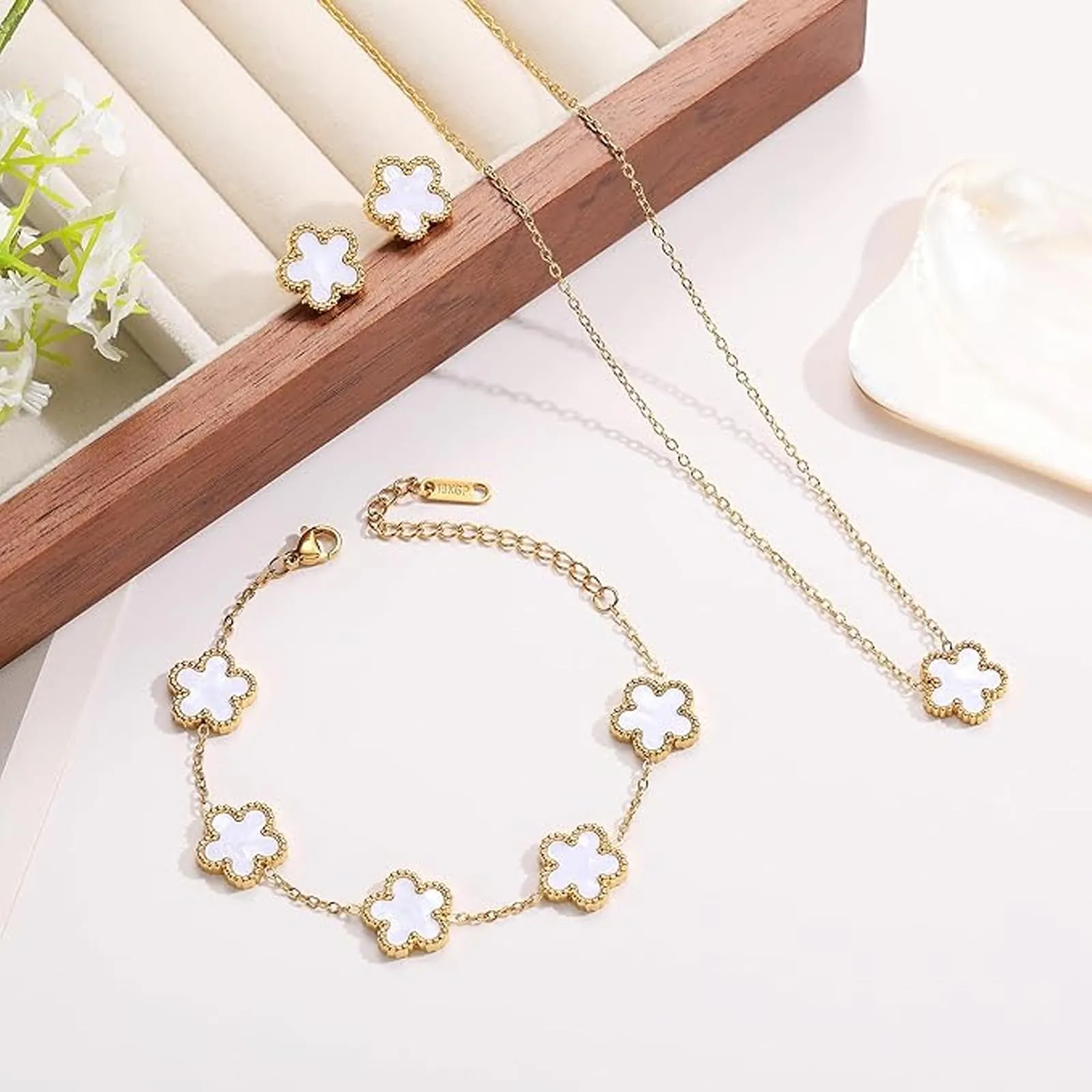 Parure Gioielli Quadrifoglio da Donna 18K Placcato Oro Acciaio Inossidabile Fortunato Quadrifoglio Collana Orecchini Bracciali Anello Fiore Set di Gioielli Regalo Per Fidanzata Mamma Sposa (Bianco) - immagine 6