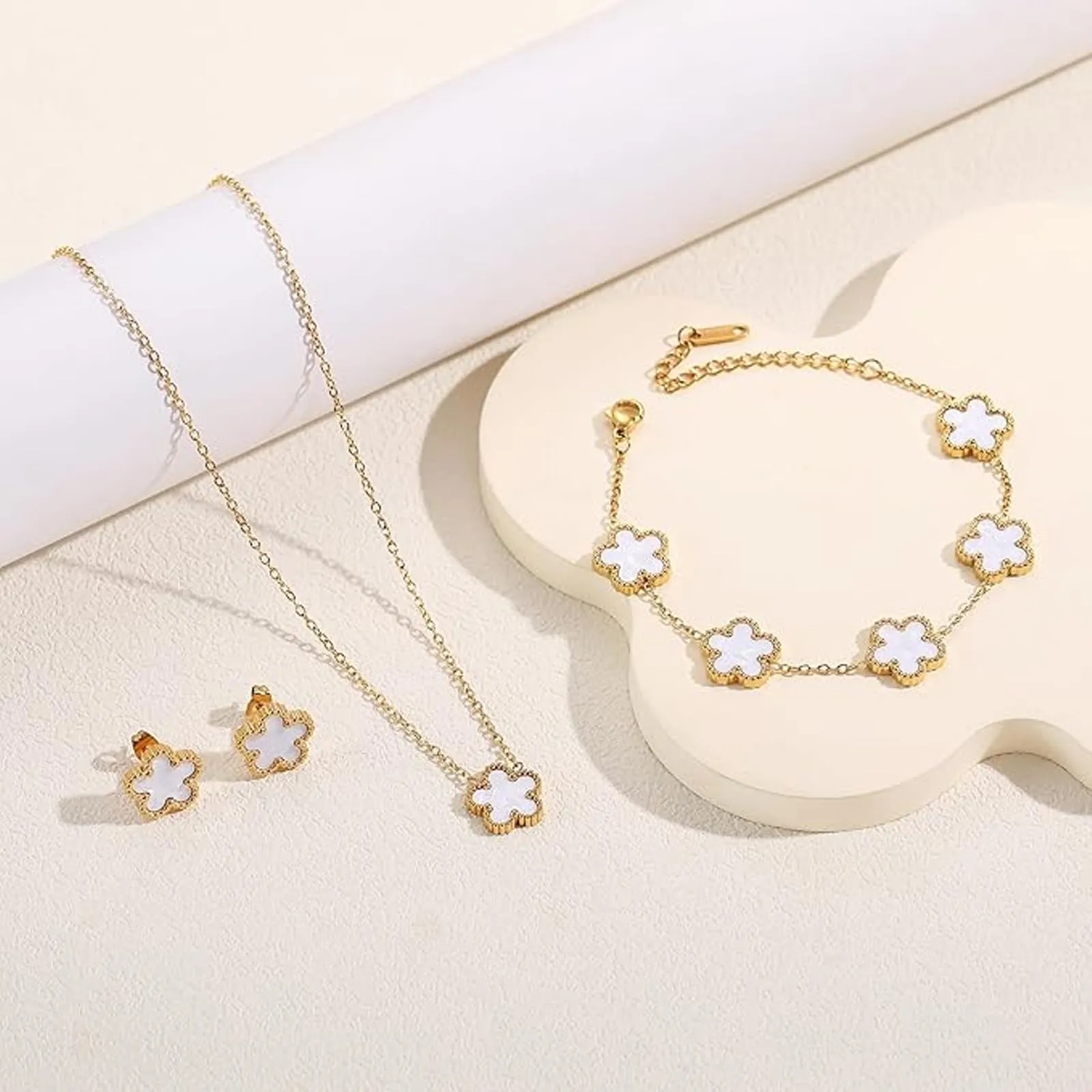 Parure Gioielli Quadrifoglio da Donna 18K Placcato Oro Acciaio Inossidabile Fortunato Quadrifoglio Collana Orecchini Bracciali Anello Fiore Set di Gioielli Regalo Per Fidanzata Mamma Sposa (Bianco) - immagine 7