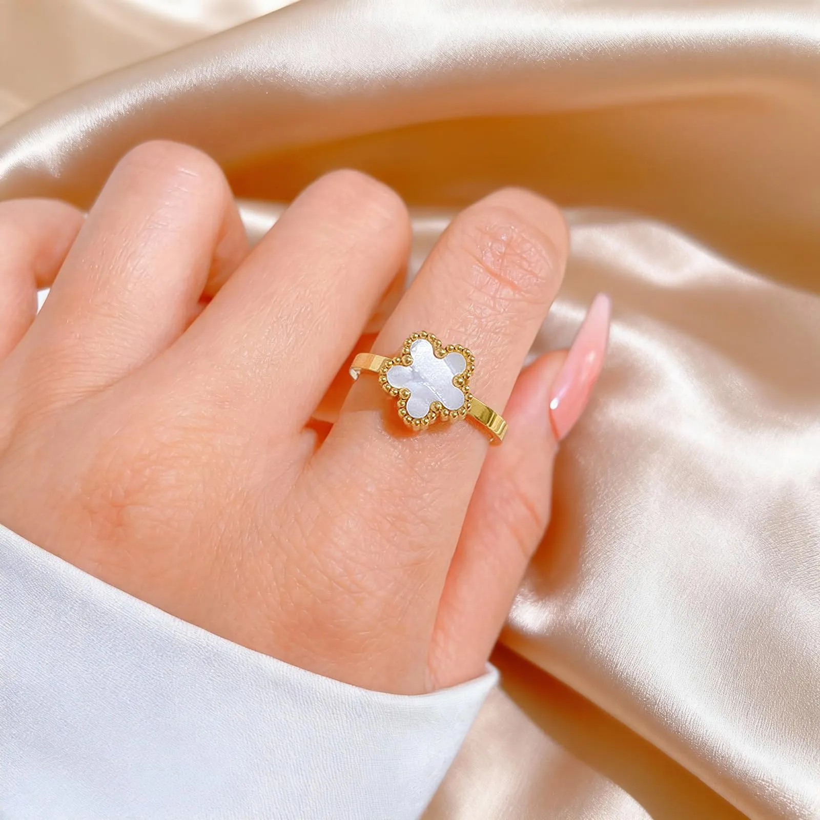 Parure Gioielli Quadrifoglio da Donna 18K Placcato Oro Acciaio Inossidabile Fortunato Quadrifoglio Collana Orecchini Bracciali Anello Fiore Set di Gioielli Regalo Per Fidanzata Mamma Sposa (Bianco) - immagine 8