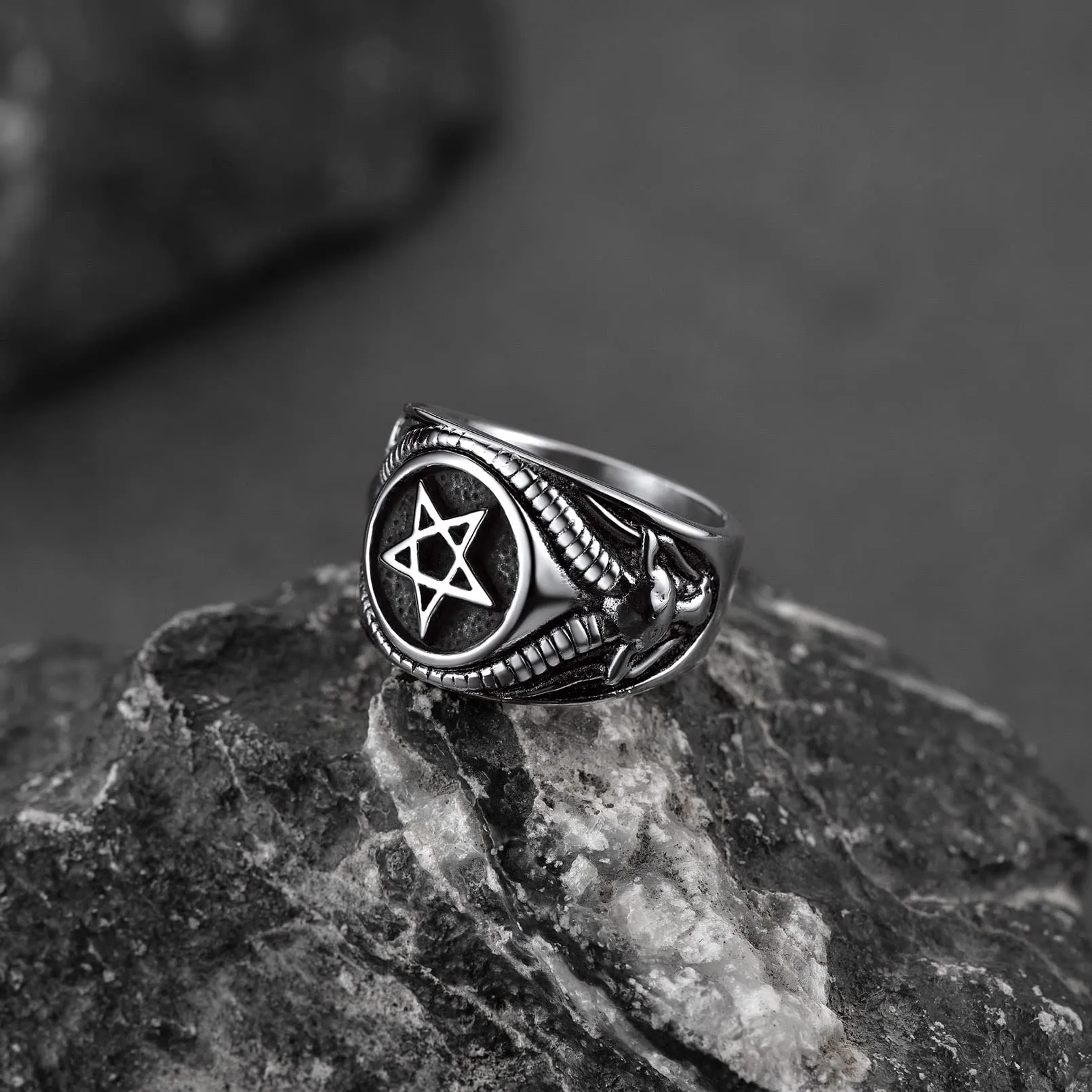FaithHeart Anello Uomo Satana Pentagramma Pentacolo Invertito Capra Satanica 3D Rilievo Anello Argento Ner Oro Gotico Hiphop Punk Misura IT 14-32 Personalizzato Regalo Compleanno Coppie - immagine 8