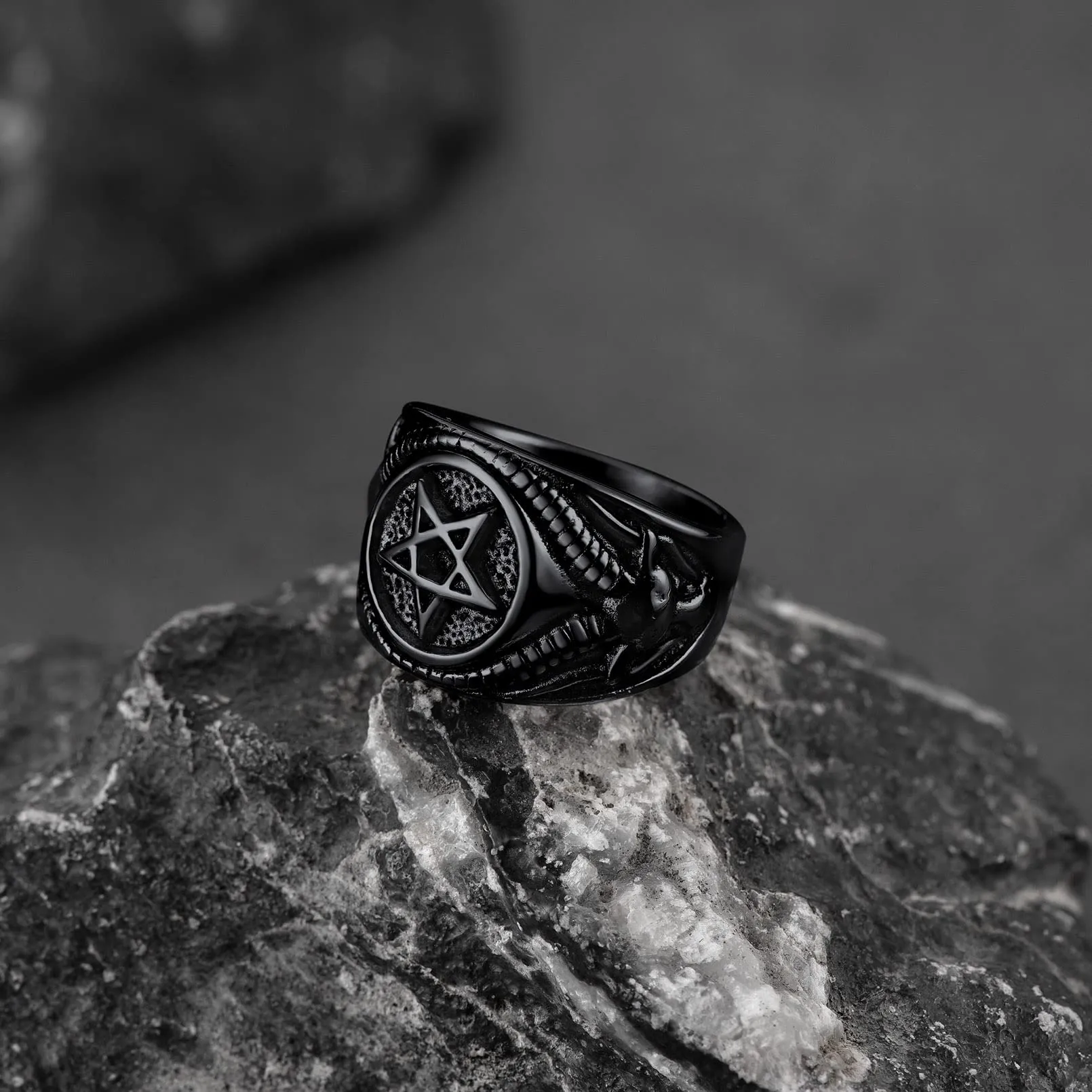FaithHeart Anello Uomo Satana Pentagramma Pentacolo Invertito Capra Satanica 3D Rilievo Anello Argento Ner Oro Gotico Hiphop Punk Misura IT 14-32 Personalizzato Regalo Compleanno Coppie - immagine 8