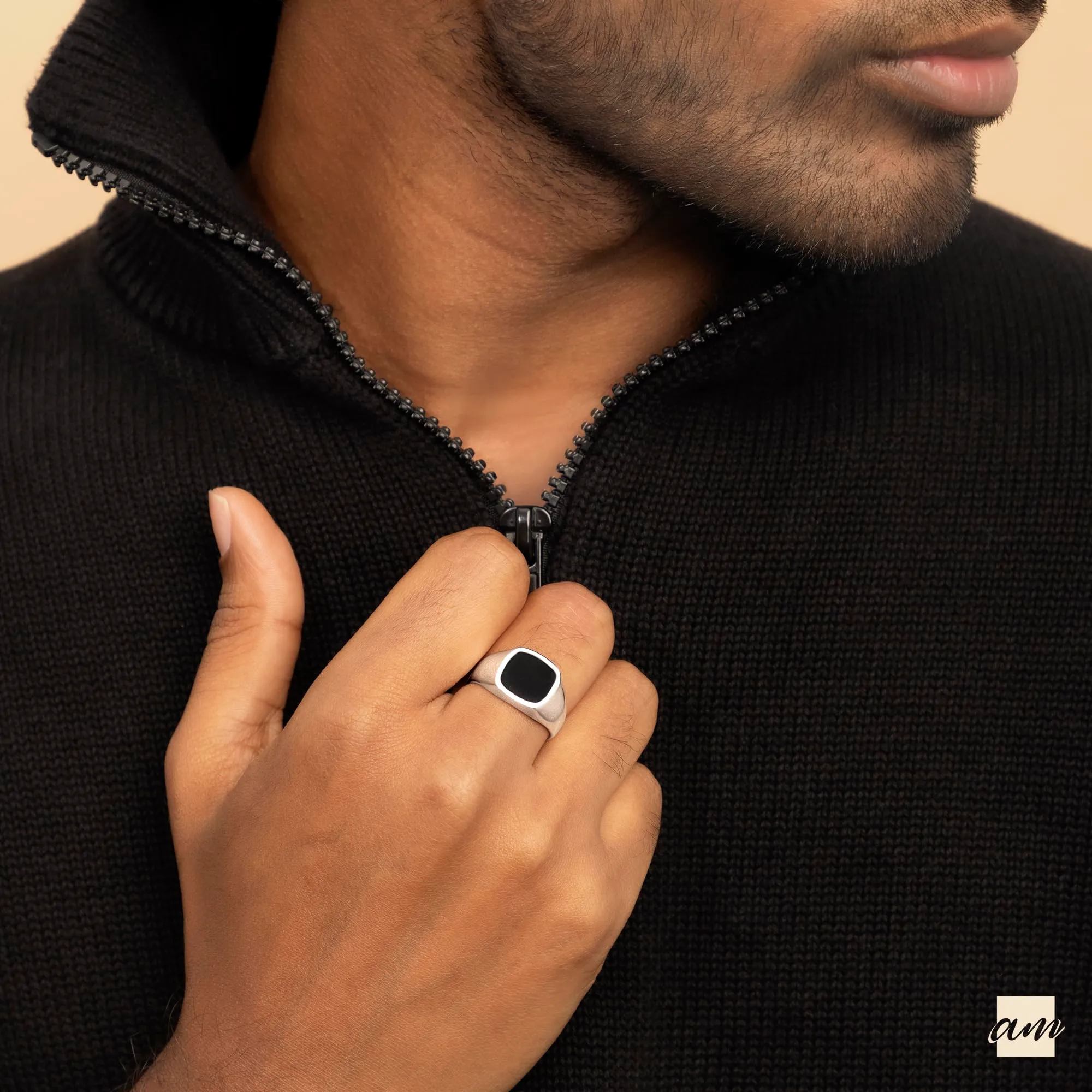 Amberta Anello per Uomo con Onice in Argento Sterling 925 | Anello da Mignolo per Uomo | Anello Uomo Nero | Anello Chevalier Uomo: Anello Uomo Mignolo Misura 20 - immagine 2
