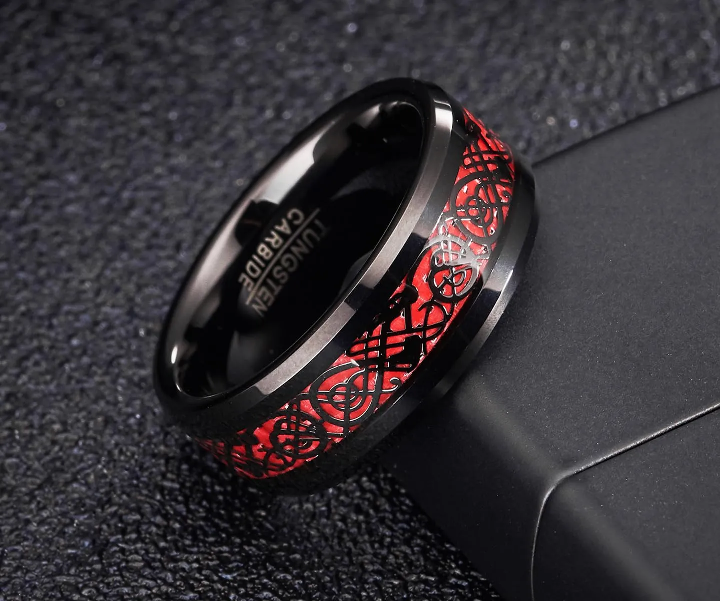 083BASE Anello da uomo in tungsteno con motivo drago, larghezza 8 mm, inserto con zirconi, disponibile in blu, nero e rosso, anello in carburo di tungsteno per uomini, 57(17.9) - immagine 2