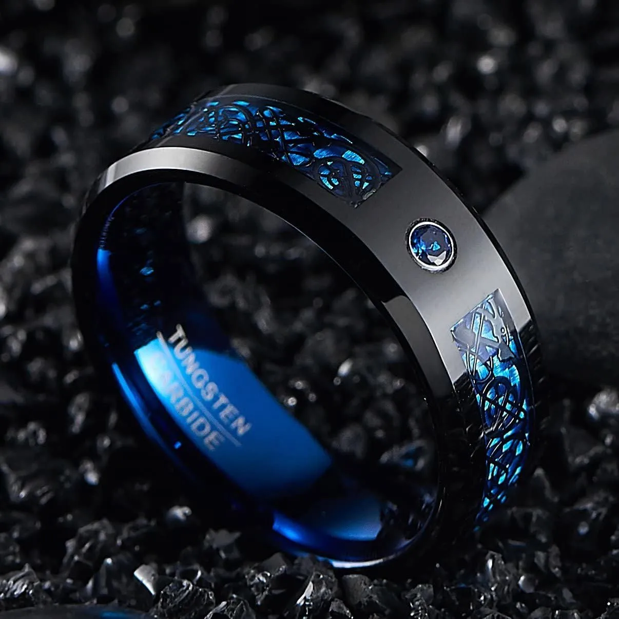 083BASE Anello da Uomo in Tungsteno con Motivo Drago, Larghezza 8mm, Inserto in Zirconia, Disponibile in Blu, Nero e Rosso - Anello in Carburo di Tungsteno per Uomo, 67（21.8） - immagine 4