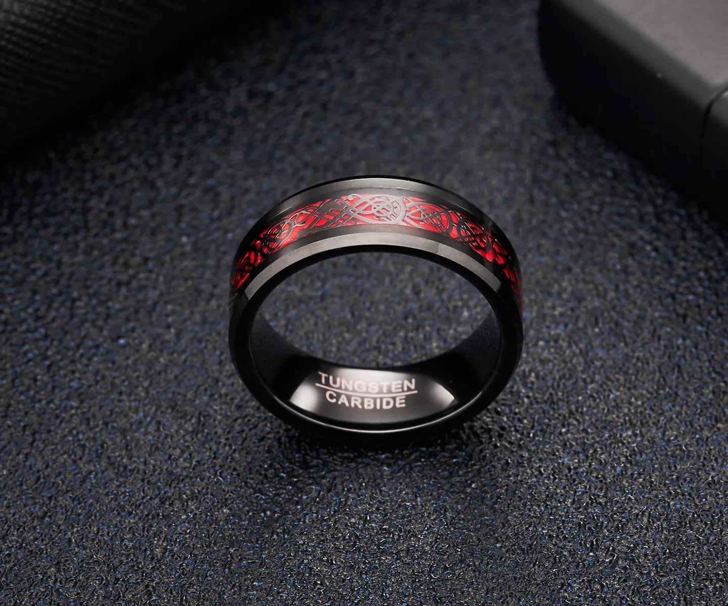 083BASE Anello da uomo in tungsteno con motivo drago, larghezza 8 mm, inserto con zirconi, disponibile in blu, nero e rosso, anello in carburo di tungsteno per uomini, 55（17.5） - immagine 4