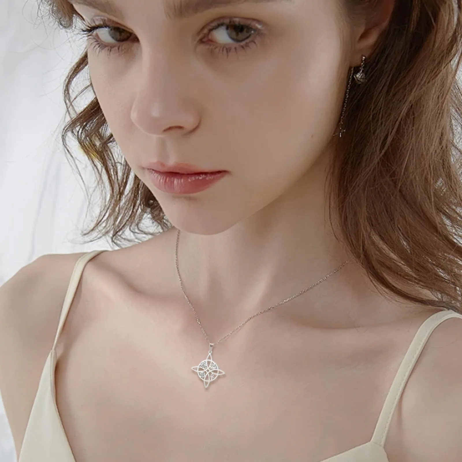 unift Collana di Nodi Delle Streghe per le Donne in Acciaio Inox Irlandese a 4 Punte Ciondolo Nodo Celtico Moda Charm Magick Gioielli (Argento 7) - immagine 2