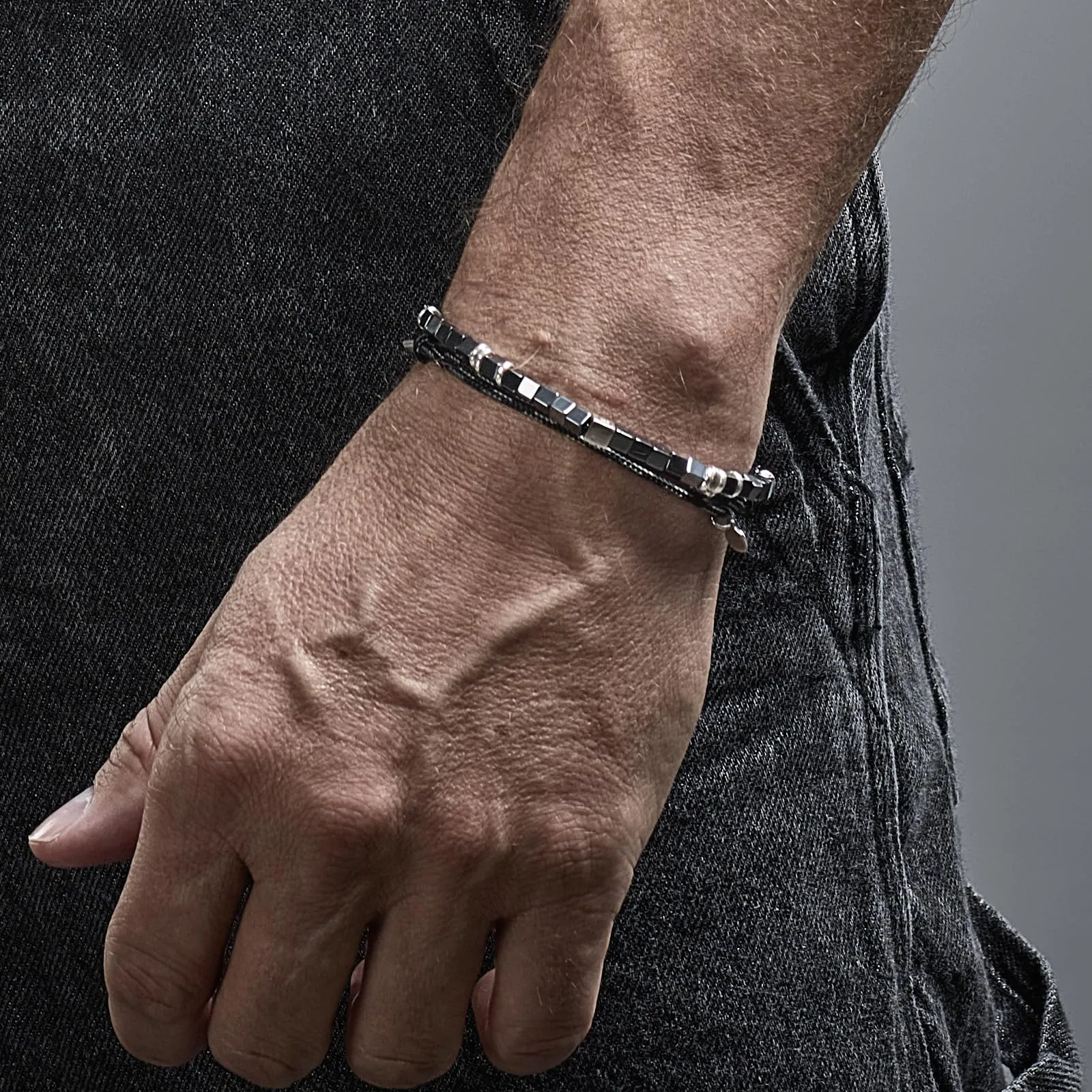 Nato Cuff - Bracciale Paracord 2mm - Fatto a mano in Francia - Gioiello Uomo o Donna regolabile (Nero/Grigio) - immagine 2