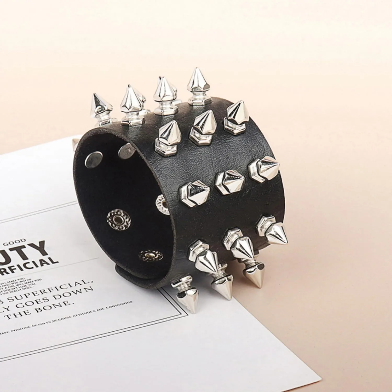 Fenglin-joy Punk Bracciale borchiato, 2 pezzi borchiati Bracciale in pelle nera gotica Bangle Rock Bracciale Set, bracciale regolabile per uomini donne Cosplay Party - immagine 4