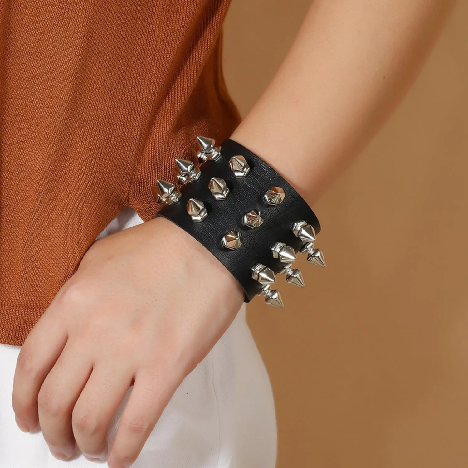 Fenglin-joy Punk Bracciale borchiato, 2 pezzi borchiati Bracciale in pelle nera gotica Bangle Rock Bracciale Set, bracciale regolabile per uomini donne Cosplay Party - immagine 6