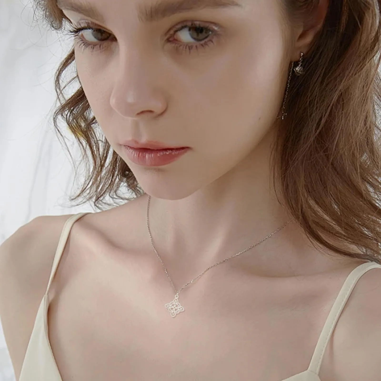 unift Collana di Nodi Delle Streghe per le Donne in Acciaio Inox Irlandese a 4 Punte Ciondolo Nodo Celtico Moda Charm Magick Gioielli (Argento) - immagine 2