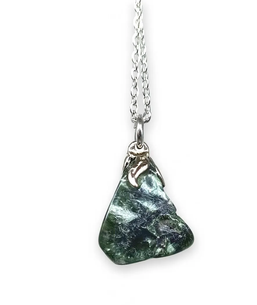 TENET - Ciondolo pendente con pietra dura vera minerale e catenina in acciaio inossidabile (SERAFINITE) - immagine 1
