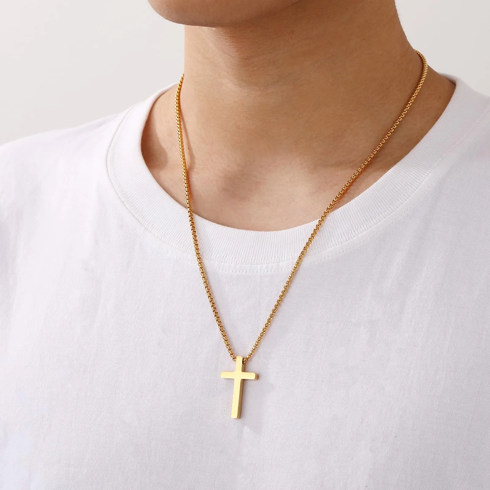 Aretas Collana Crocifisso e Croce d'Acciaio Inossidabile e Oro per Uomini e Ragazzi. È una Collana con Croce Appendiabiti e la Lunghezza della Collana è di 45 Centimetri. - immagine 2