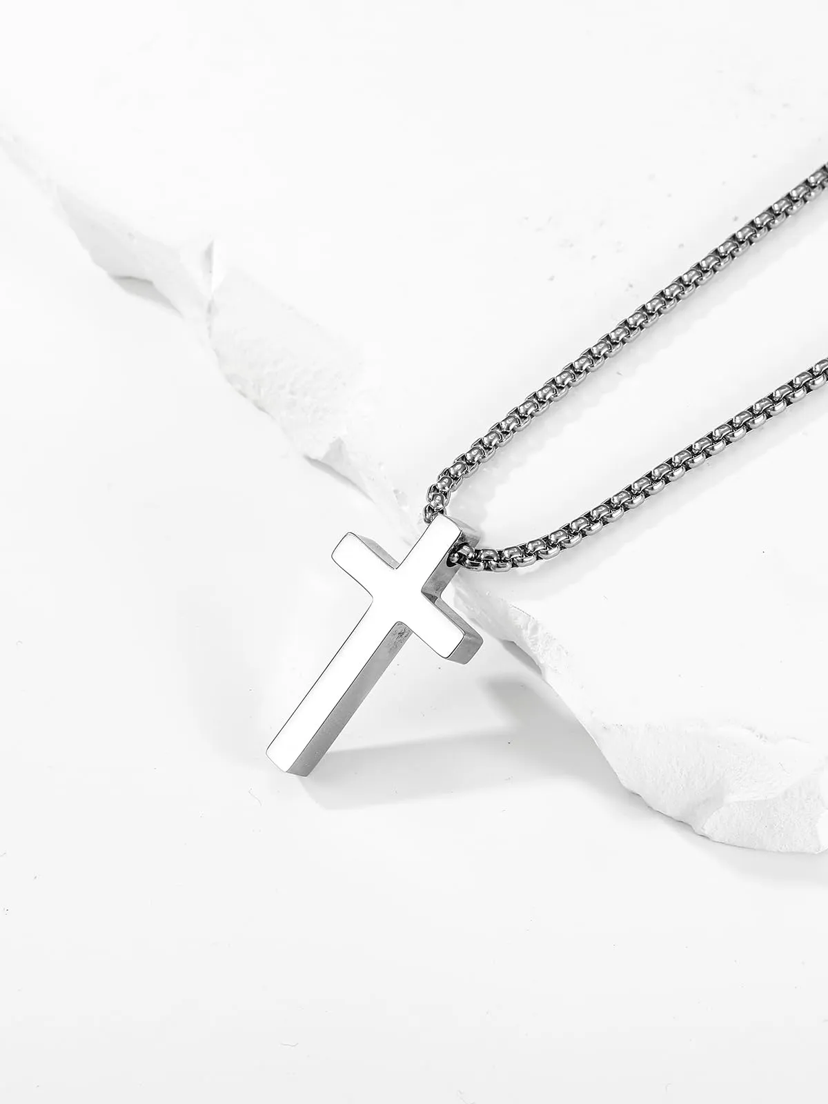Aretas Collana Crocifisso e Croce d'Acciaio Inossidabile e Argento per Uomini e Ragazzi. È una Collana con Croce Appendiabiti e la Lunghezza della Collana è di 50 Centimetri. - immagine 3