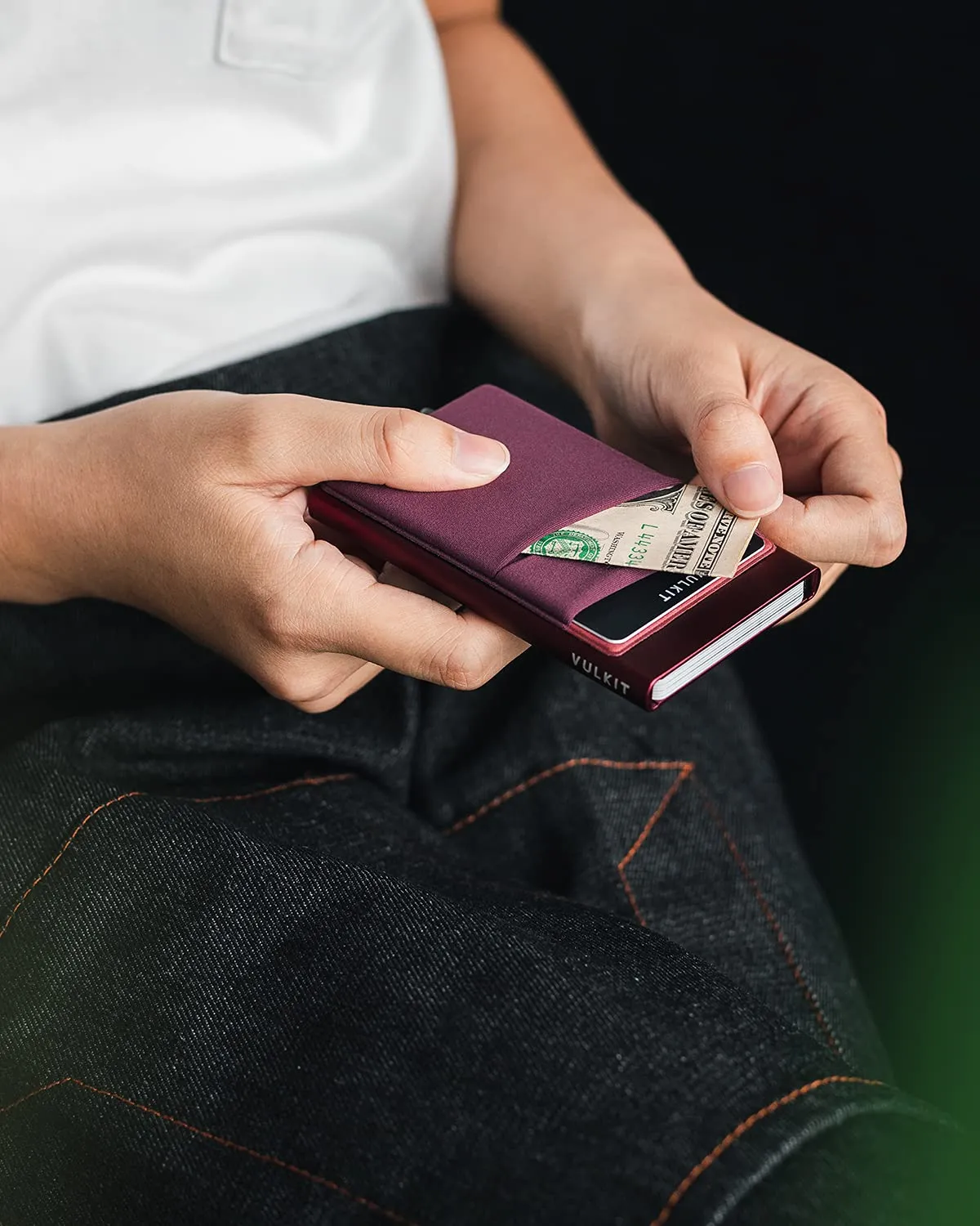 VULKIT Porta Carte di Credito Uomo o Donna Schermato RFID Pop-Up Portafoglio Uomo Slim Porta Tessere Metallo Rigido con Tasca Elastica, Vino - immagine 4