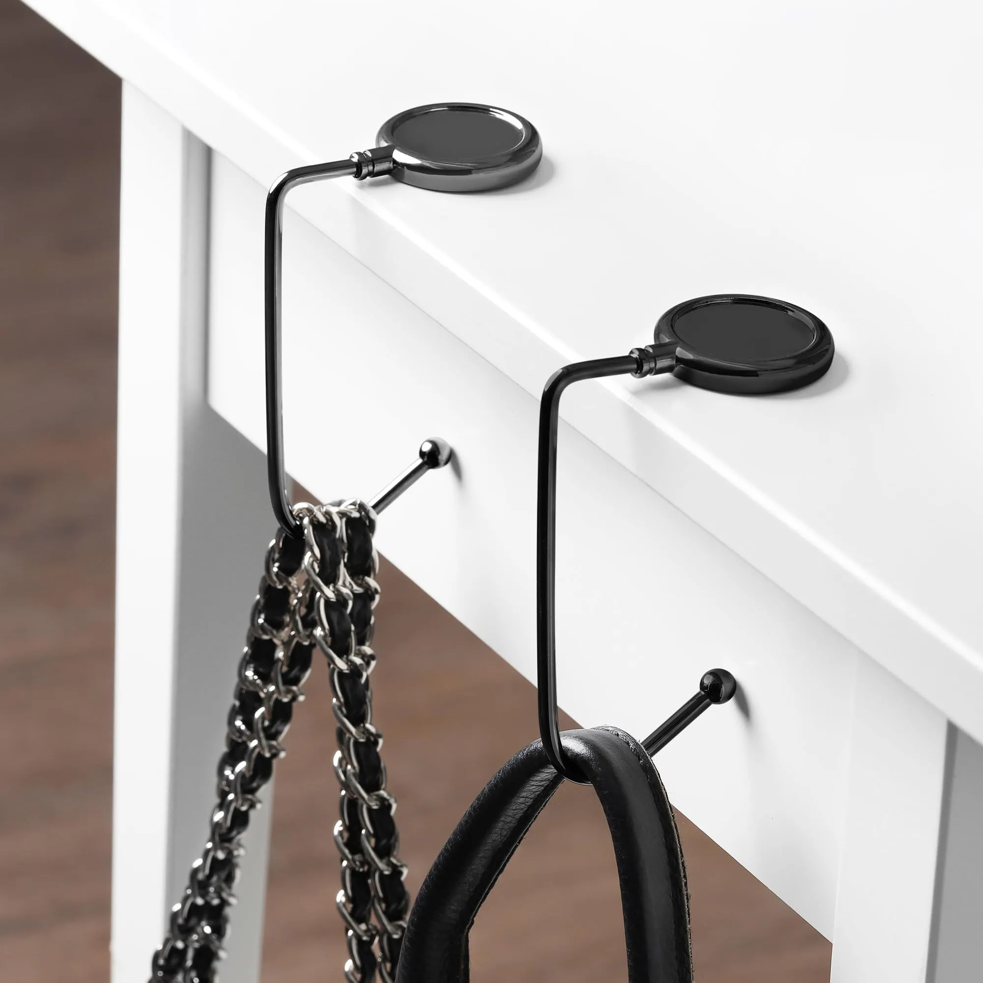 kwmobile 2x Gancio Borsa da Tavolo - Appendi Borsa in Alluminio Antiscivolo Antigraffio - Set Appendiborsa per Tavoli e Scrivanie max. 3kg - ardesia scuro/nero - immagine 3