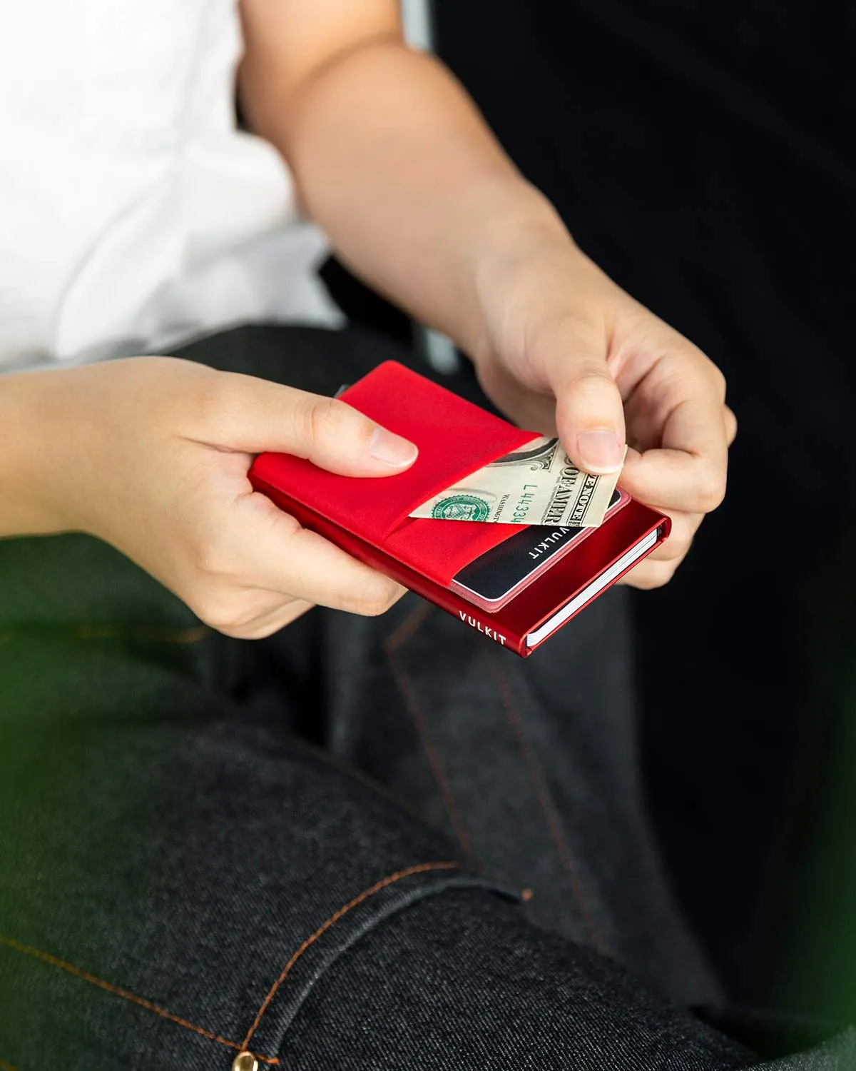 VULKIT Porta Carte di Credito Uomo o Donna Schermato RFID Pop-Up Portafoglio Uomo Slim Porta Tessere Metallo Rigido con Tasca Elastica, Rosso - immagine 4