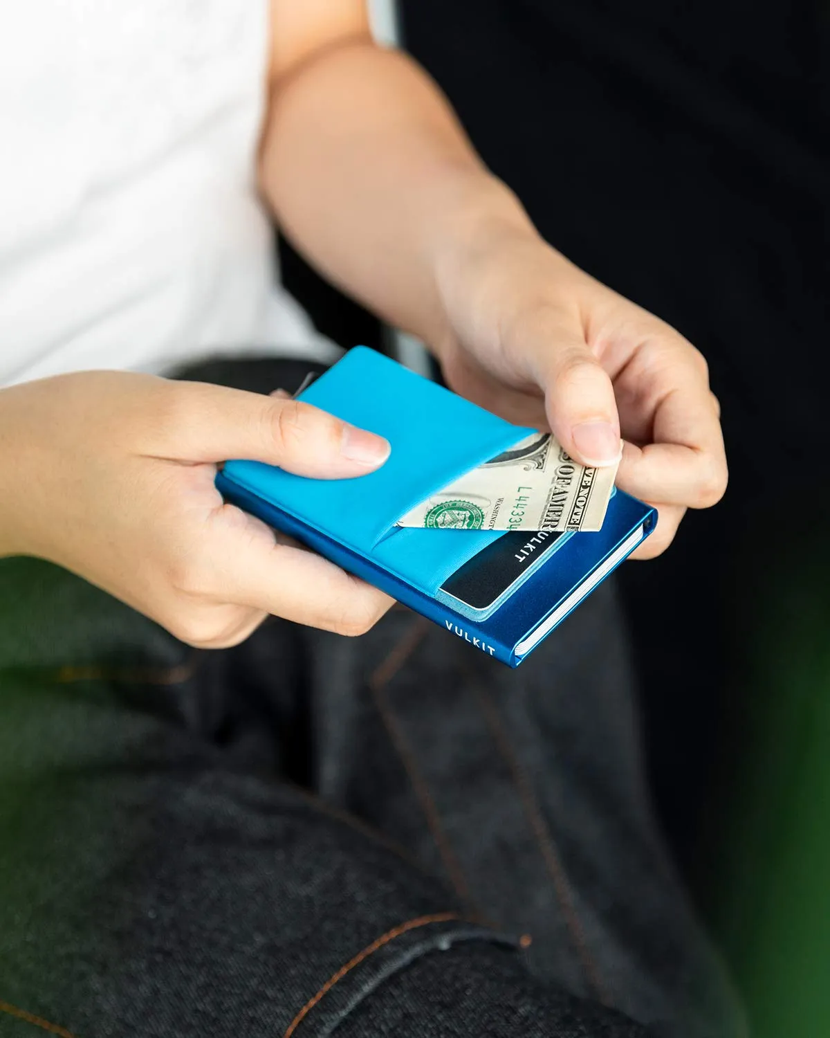 VULKIT Porta Carte di Credito Uomo o Donna Schermato RFID Pop-Up Portafoglio Uomo Slim Porta Tessere Metallo Rigido con Tasca Elastica, Blu - immagine 4