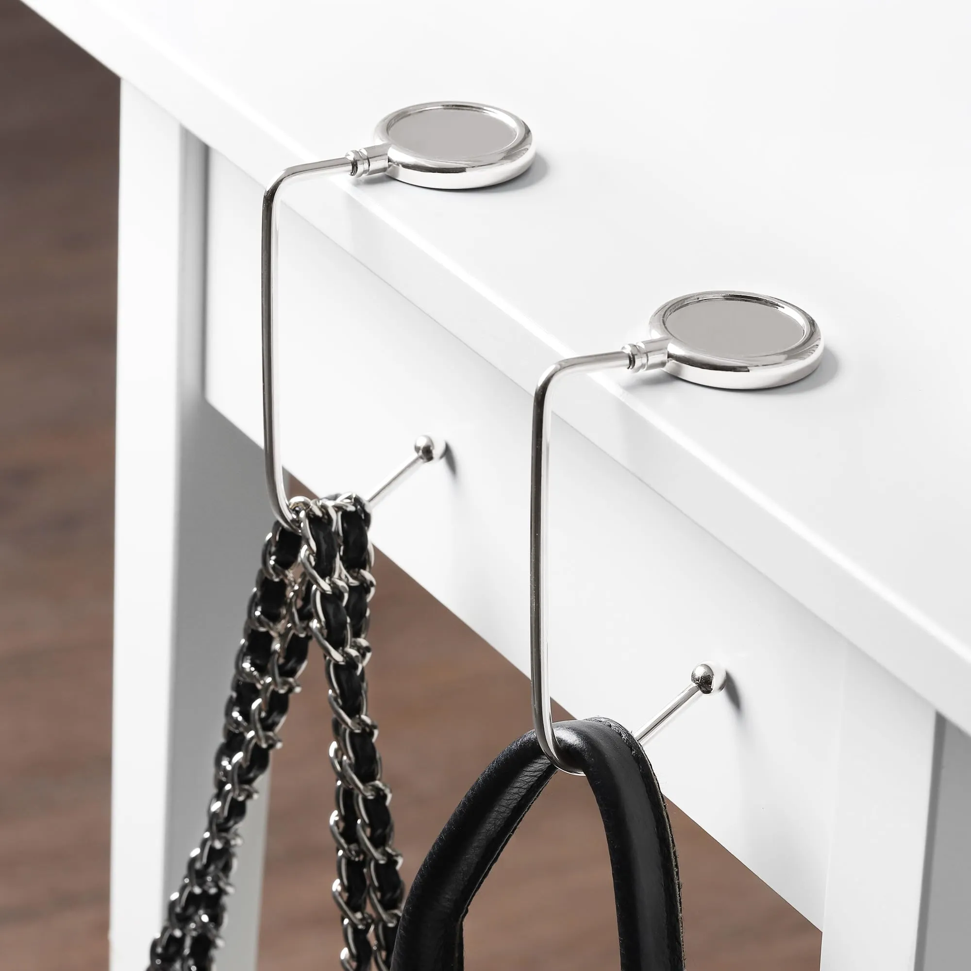 kwmobile 2x Gancio Borsa da Tavolo - Appendi Borsa in Alluminio Antiscivolo Antigraffio - Set Appendiborsa per Tavoli e Scrivanie max. 3kg - argento - immagine 3