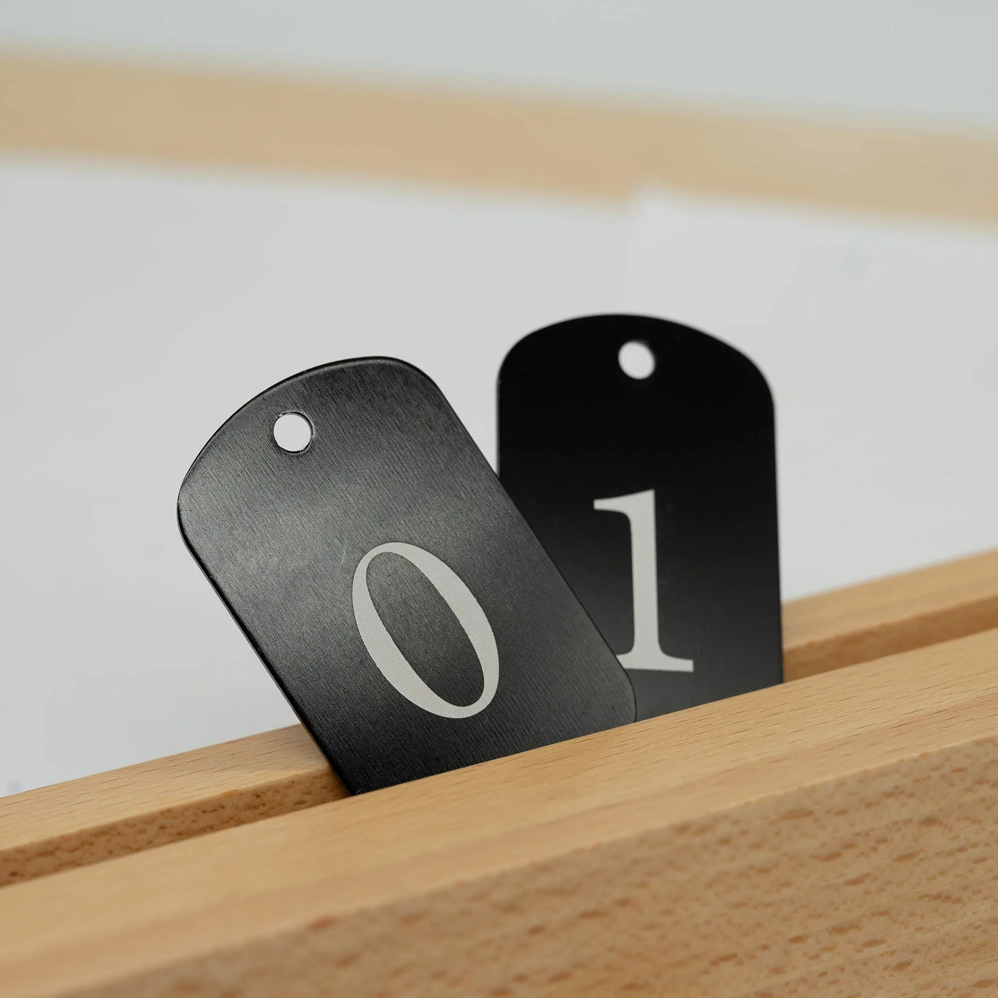Etichette identificative in alluminio con portachiavi (1-25, nero) - immagine 3
