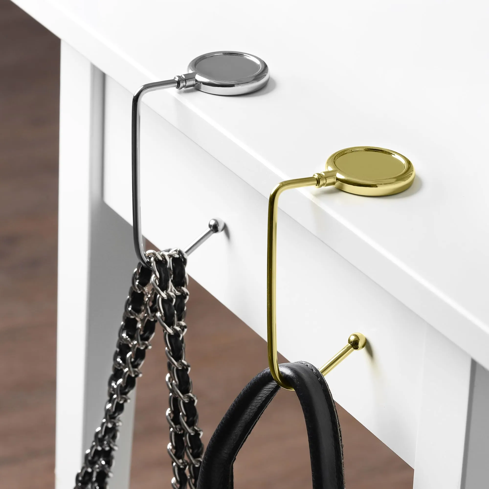 kwmobile 2x Gancio Borsa da Tavolo - Appendi Borsa in Alluminio Antiscivolo Antigraffio - Set Appendiborsa per Tavoli e Scrivanie max. 3kg - oro/argento - immagine 3