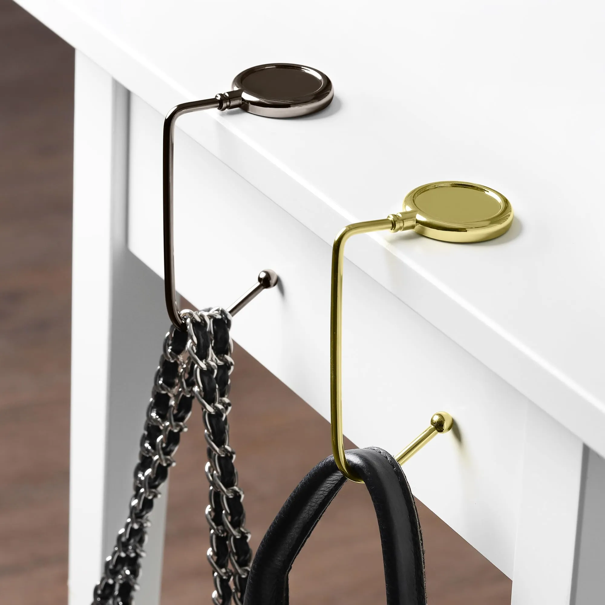 kwmobile 2x Gancio Borsa da Tavolo - Appendi Borsa in Alluminio Antiscivolo Antigraffio - Set Appendiborsa per Tavoli e Scrivanie max. 3kg - oro/nero - immagine 3
