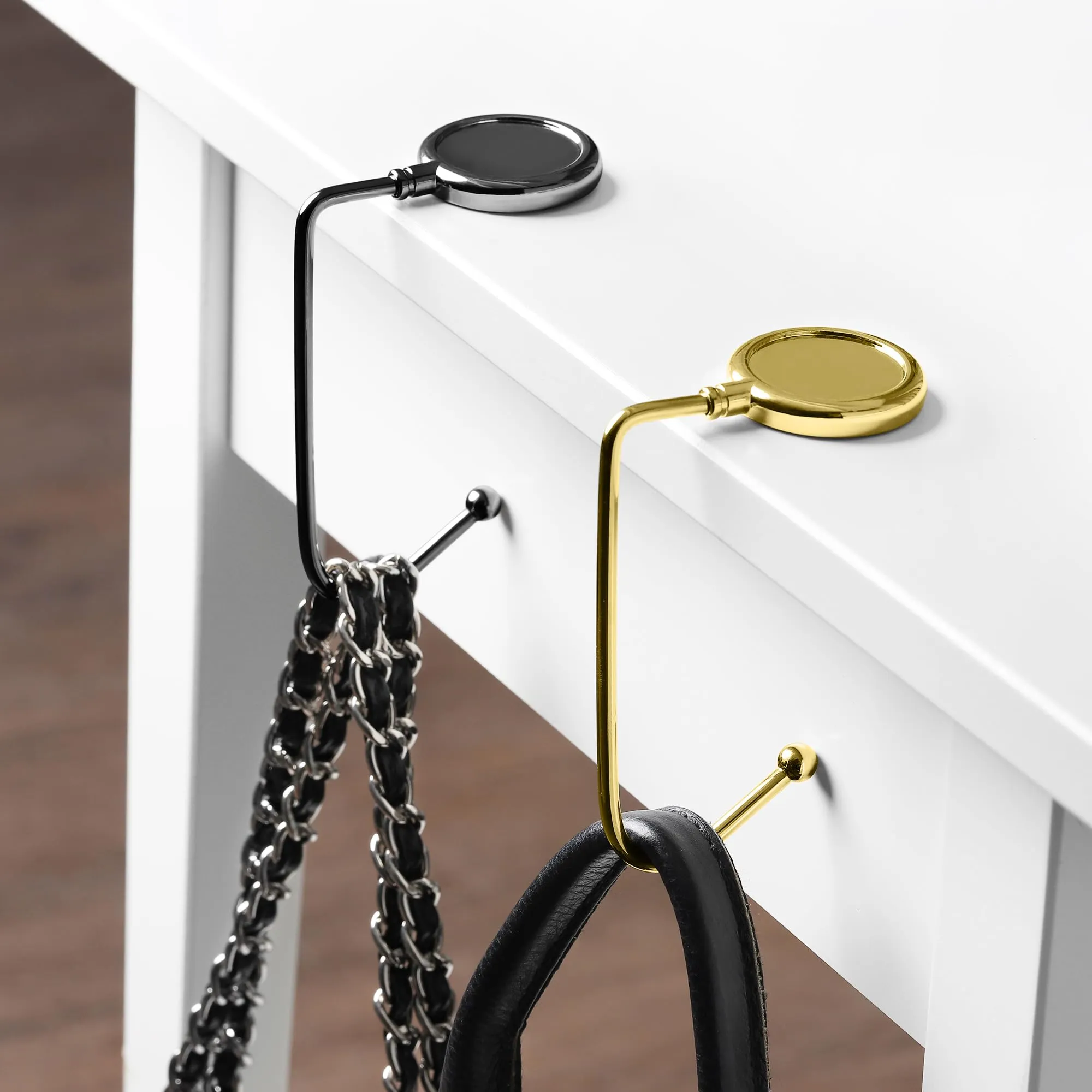 kwmobile 2x Gancio Borsa da Tavolo - Appendi Borsa in Alluminio Antiscivolo Antigraffio - Set Appendiborsa per Tavoli e Scrivanie max. 3kg - ardesia scuro/oro - immagine 3