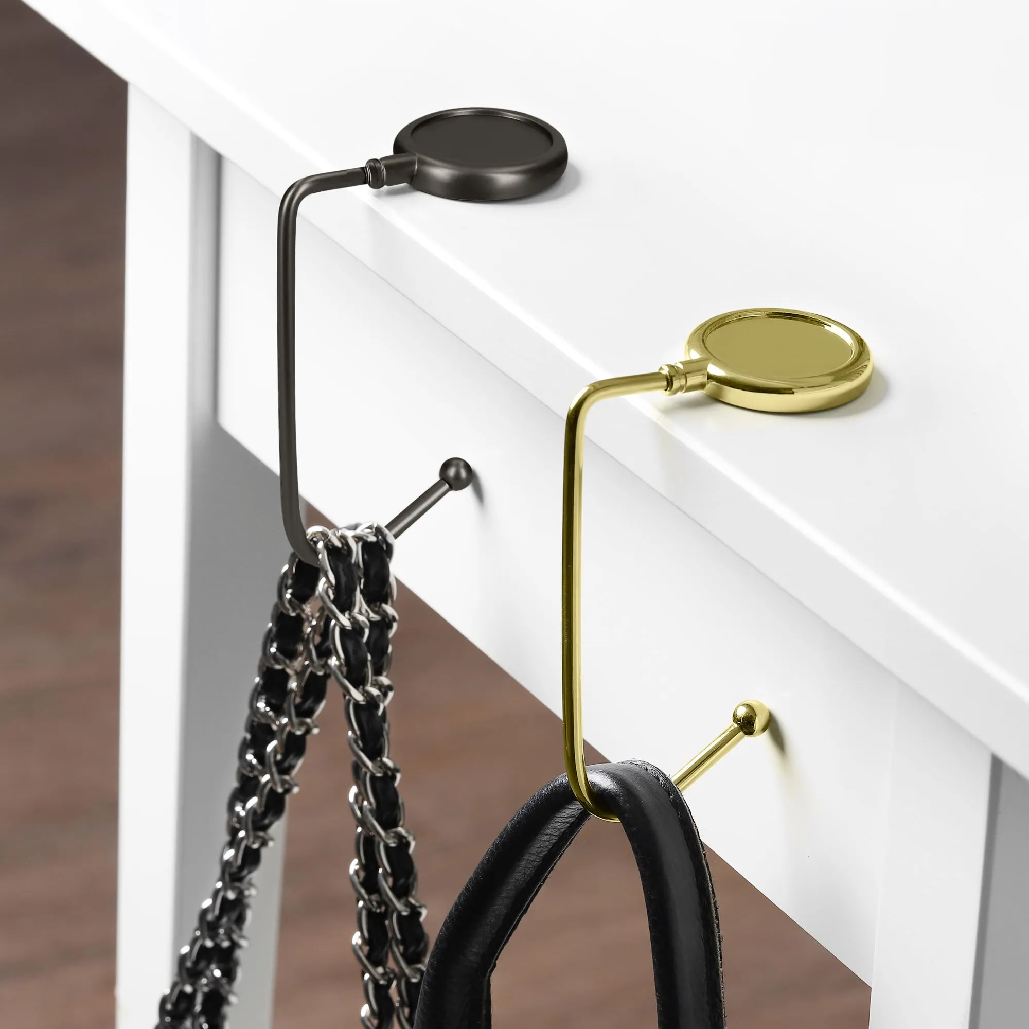 kwmobile 2x Gancio Borsa da Tavolo - Appendi Borsa in Alluminio Antiscivolo Antigraffio - Set Appendiborsa per Tavoli e Scrivanie max. 3kg - oro/nero matt - immagine 3