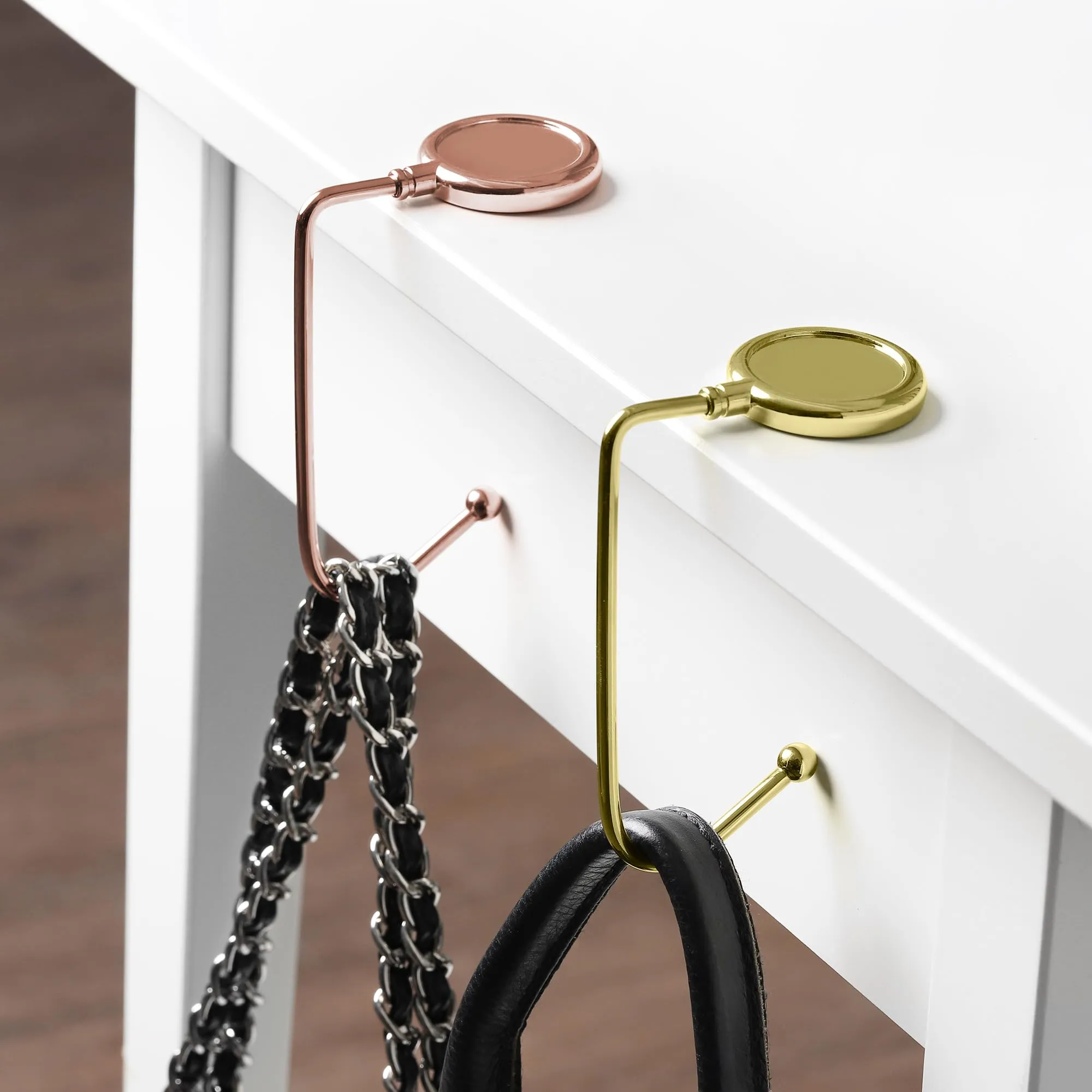 kwmobile 2x Gancio Borsa da Tavolo - Appendi Borsa in Alluminio Antiscivolo Antigraffio - Set Appendiborsa per Tavoli e Scrivanie max. 3kg - oro/rame - immagine 3