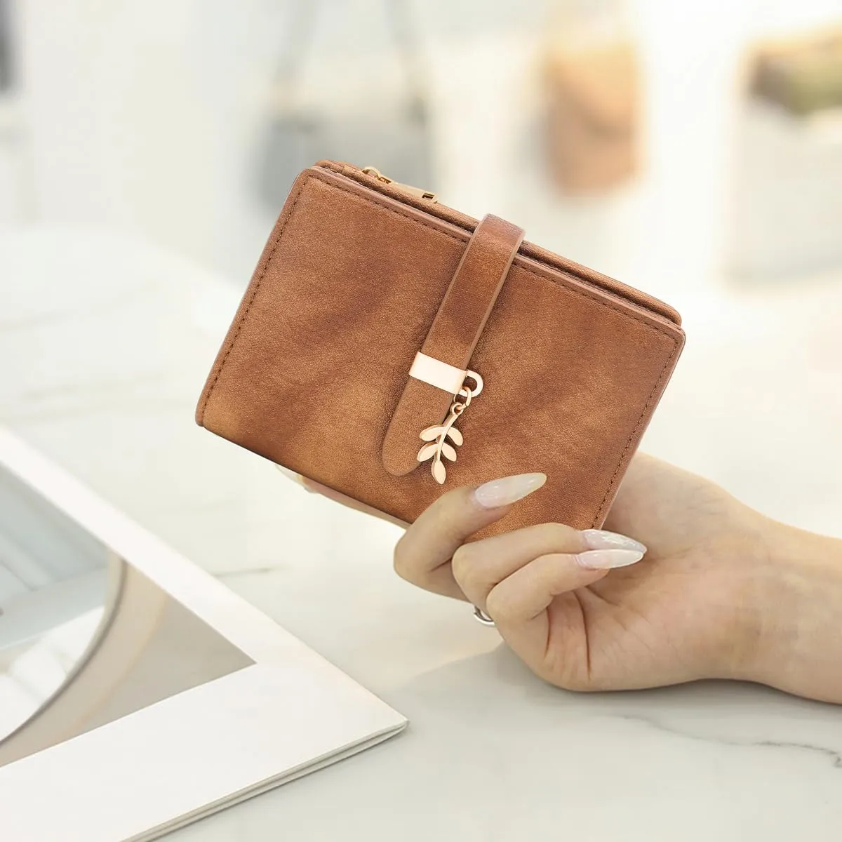 GOUNNU Portafoglio Donna Piccolo Portafogli Pelle PU RFID Blocco Elegante Corto Portamonete per donna con 17 Porta Carta di Credito Cerniera (Marrone) - immagine 3