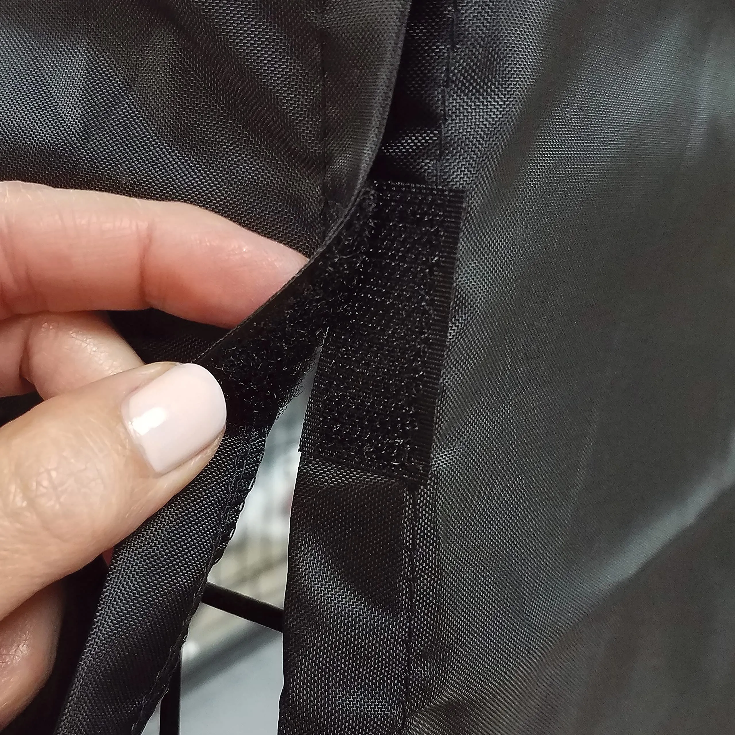 MidWest Homes for Pets Copertura per gabbia per cani XXL, in poliestere nero, adatta alla maggior parte delle casse giganti da 137 cm, lavabile in lavatrice, riduce l'abbaiare e la masticazione - immagine 6