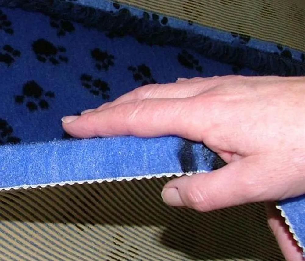 Profleece Non Slip Vet Bedding Originale 100 x 75 cm Tappeto per Cani e Gatti Incontinenti, Anziani, Malati Termoisolante, Filtra i Liquidi, Mantiene il Pelo Asciutto. (Azzurro Zampe Nere) - immagine 6