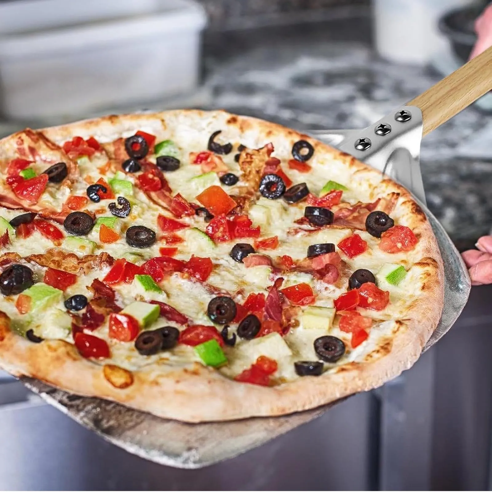 Bqkroa Pala per pizza perforata da 12 pollici: pala per pizza in alluminio, grande superficie, per uso domestico e gastronomia argento - immagine 6