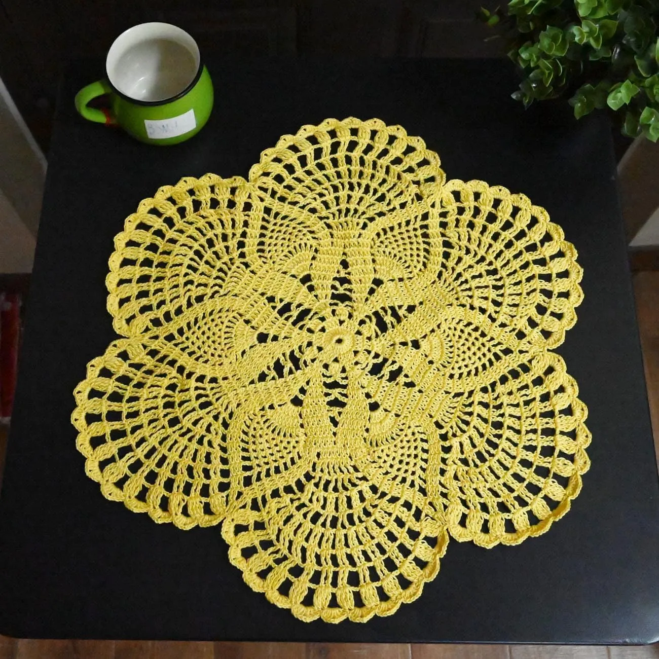 BOMHCS Centrino in pizzo fatto a mano all'uncinetto, rotondo, da 39,4 cm a 44,5 cm, con 6 petali e fiori, sottobicchieri, vintage, per vasi, tazze (1, giallo) - immagine 5
