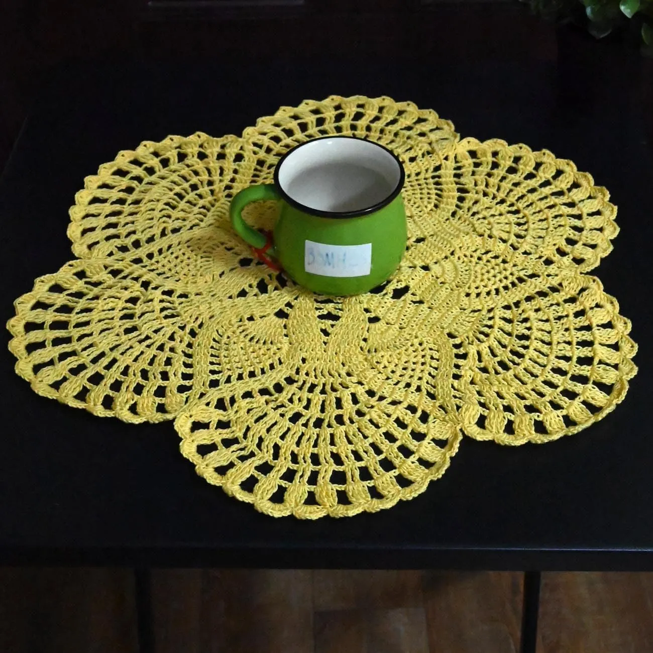 BOMHCS Centrino in pizzo fatto a mano all'uncinetto, rotondo, da 39,4 cm a 44,5 cm, con 6 petali e fiori, sottobicchieri, vintage, per vasi, tazze (1, giallo) - immagine 6